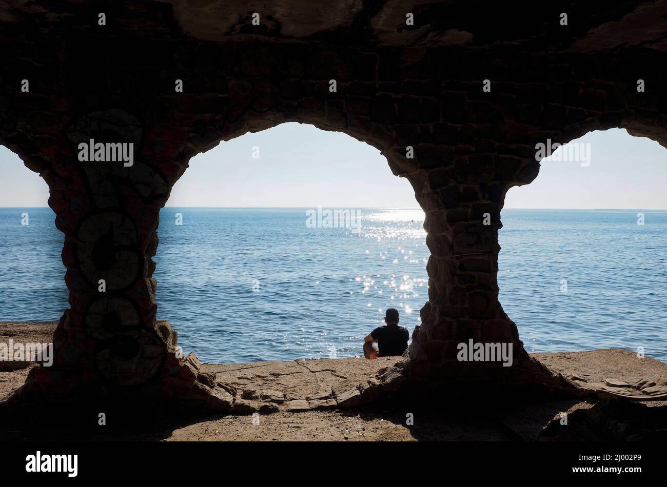 Cave di pietra di forma circolare di fronte alla città di Calpe Foto Stock
