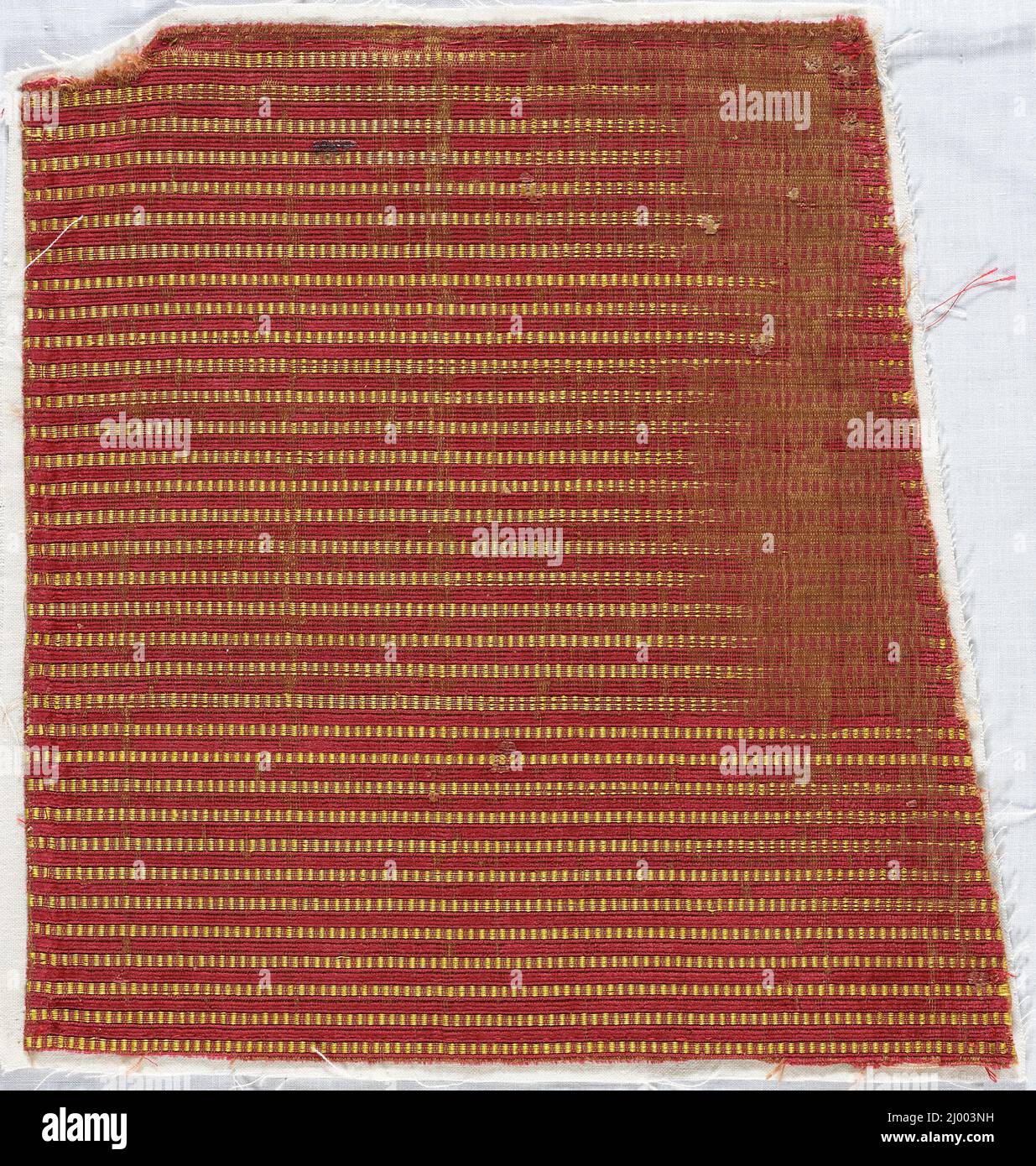Frammento tessile. Italia o Spagna, circa 1600. Tessuti; frammenti. Velluto intagliato e non tagliato in seta con motivo in seta Foto Stock