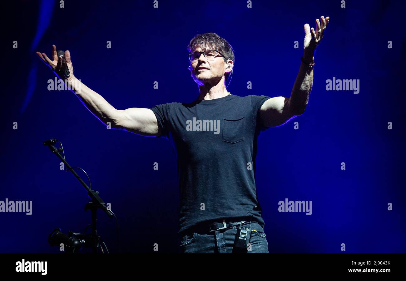 Morten Harket della band a-ha si esibisce dal vivo in un concerto a Brighton nel 2019 Foto Stock