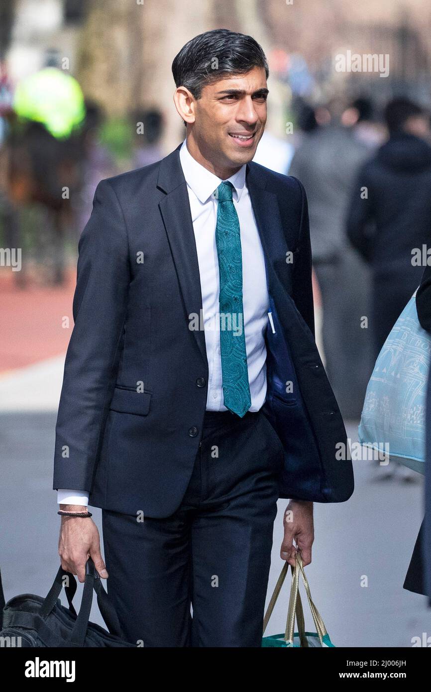 14/03/2022 - la Cancelliera Rishi Sunak passa oggi dal 10 Downing Street al Tesoro di sua Maestà nel centro di Londra. Il signor Sunak è sotto pressione come Foto Stock