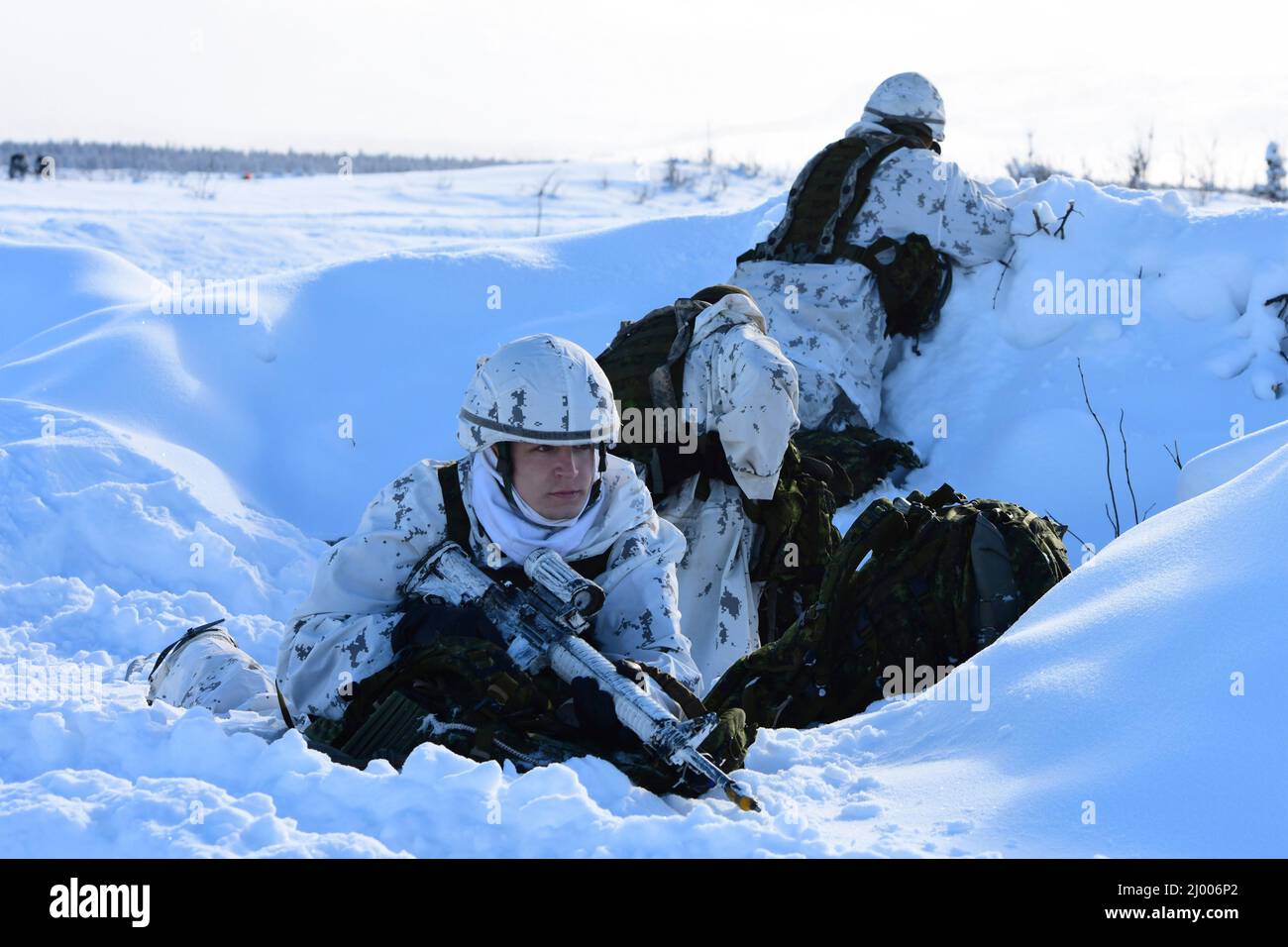 Fort Greely, Stati Uniti. 09 marzo 2021. I paracadutisti dell'esercito canadese hanno stabilito un perimetro difensivo durante un'operazione di entrata forzabile congiunta parte dell'esercitazione del bordo artico alla zona di goccia di Donnelly 11 marzo 2022 a Fort Greely, Alaska. Credito: John Pennell/U.S.A. Army/Alamy Live News Foto Stock