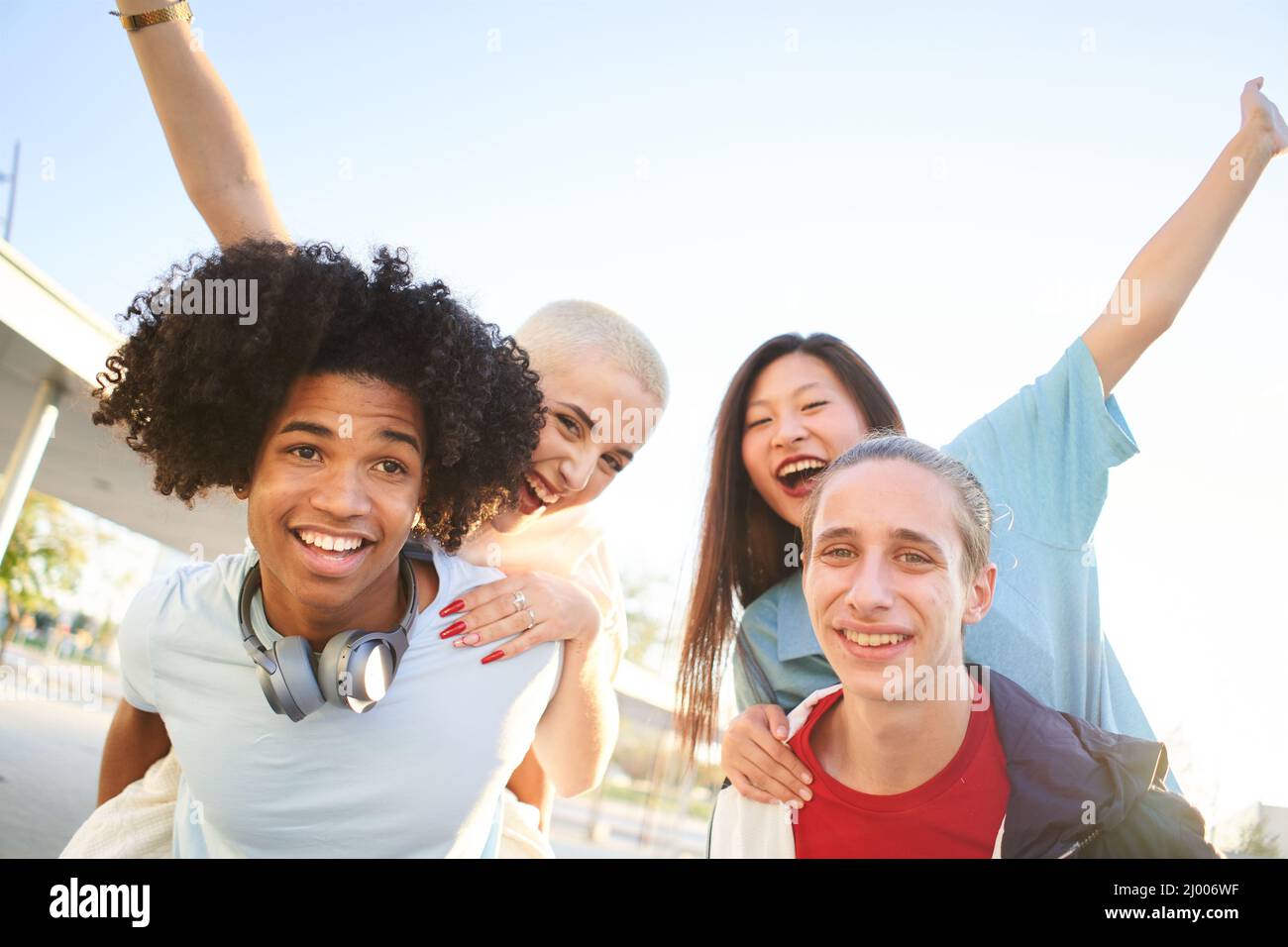 Un gruppo felice di giovani che si divertono insieme all'aperto. Foto Stock