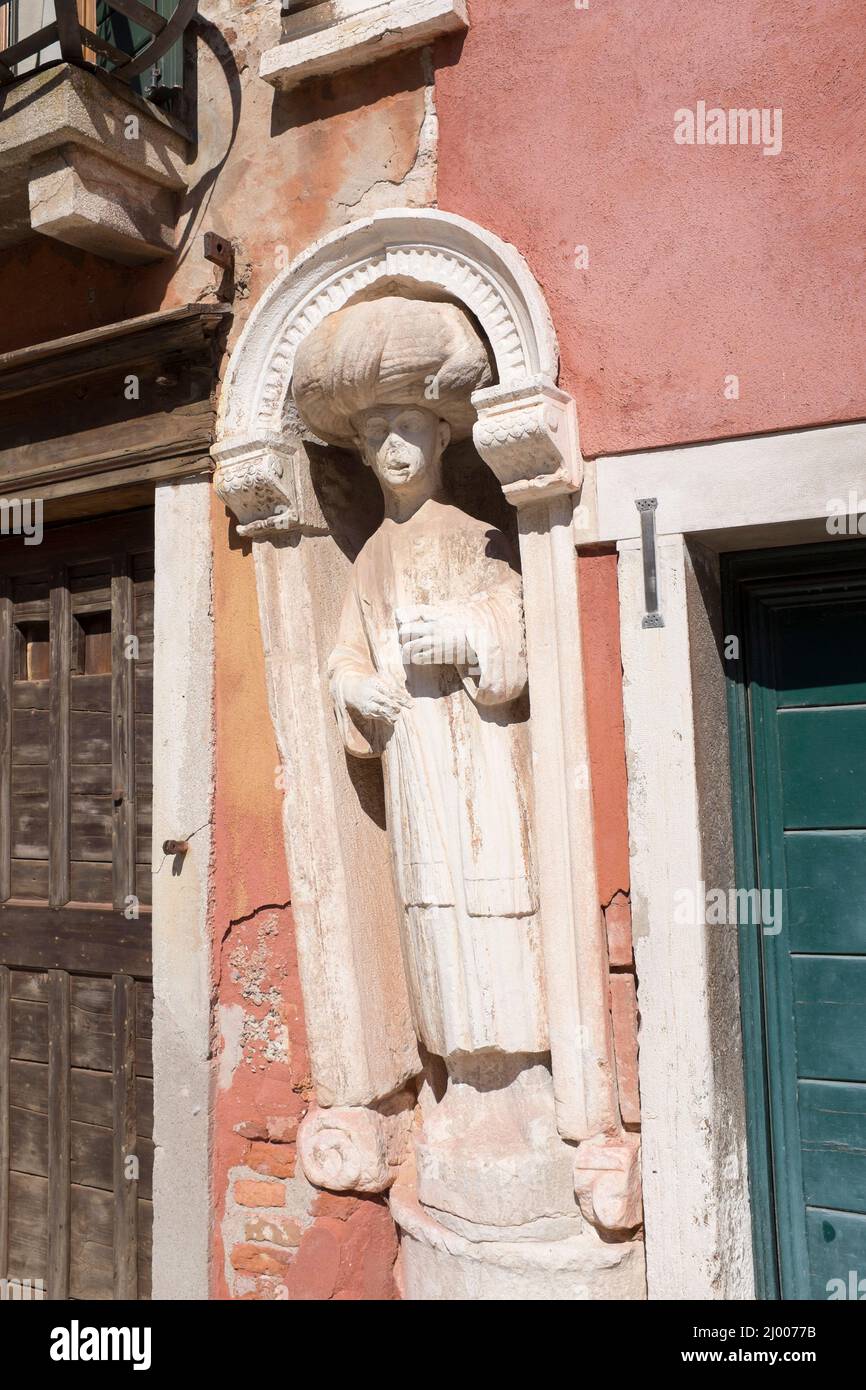 Scultura dell'uomo Turbannato nell'edificio campo dei Mori Cannaregio Venezia Veneto Italia Foto Stock