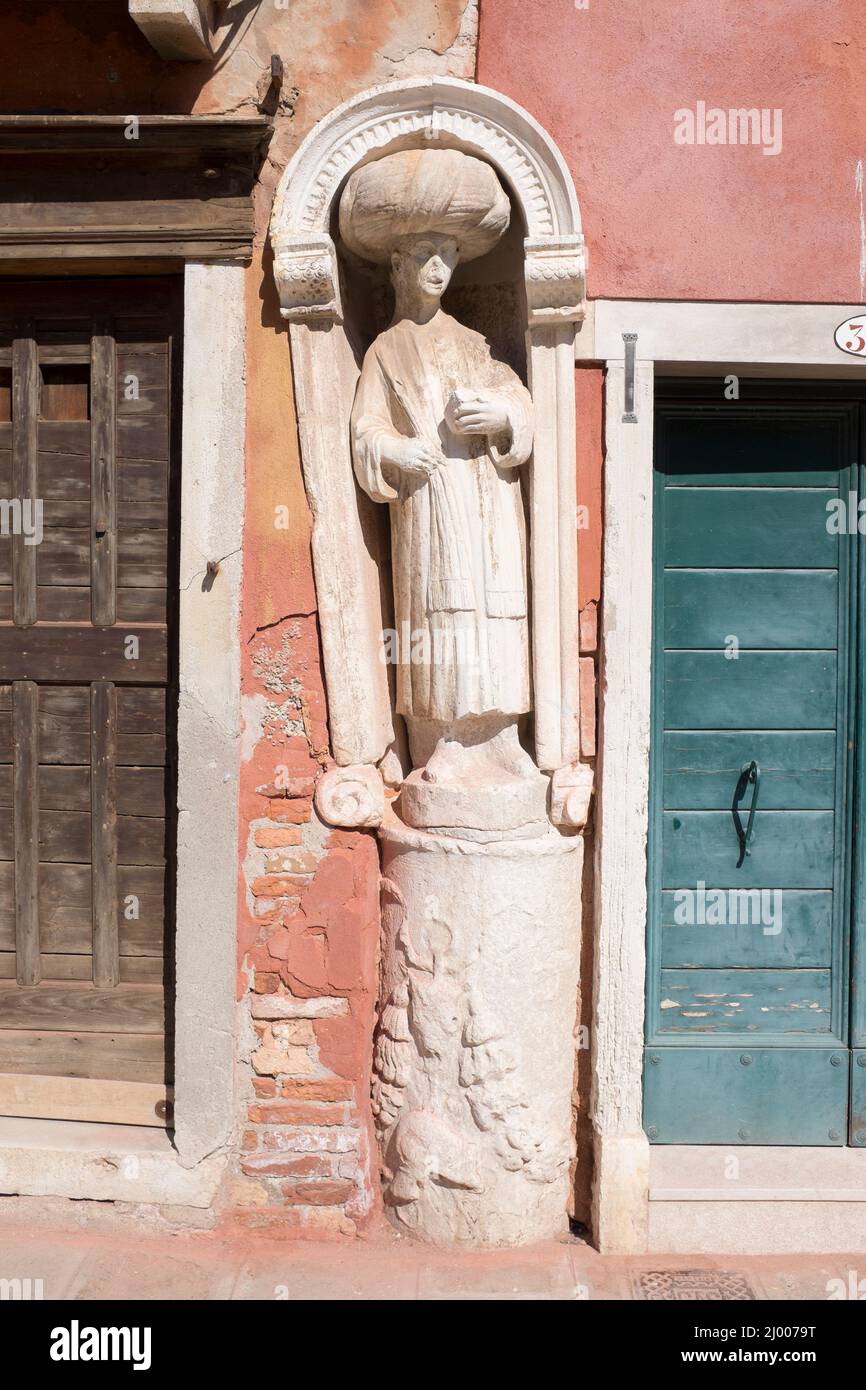 Scultura dell'uomo Turbannato nell'edificio campo dei Mori Cannaregio Venezia Veneto Italia Foto Stock