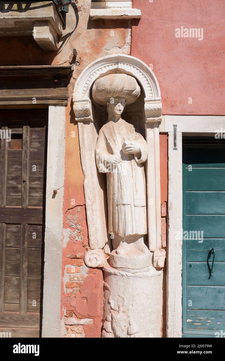 Scultura dell'uomo Turbannato nell'edificio campo dei Mori Cannaregio Venezia Veneto Italia Foto Stock