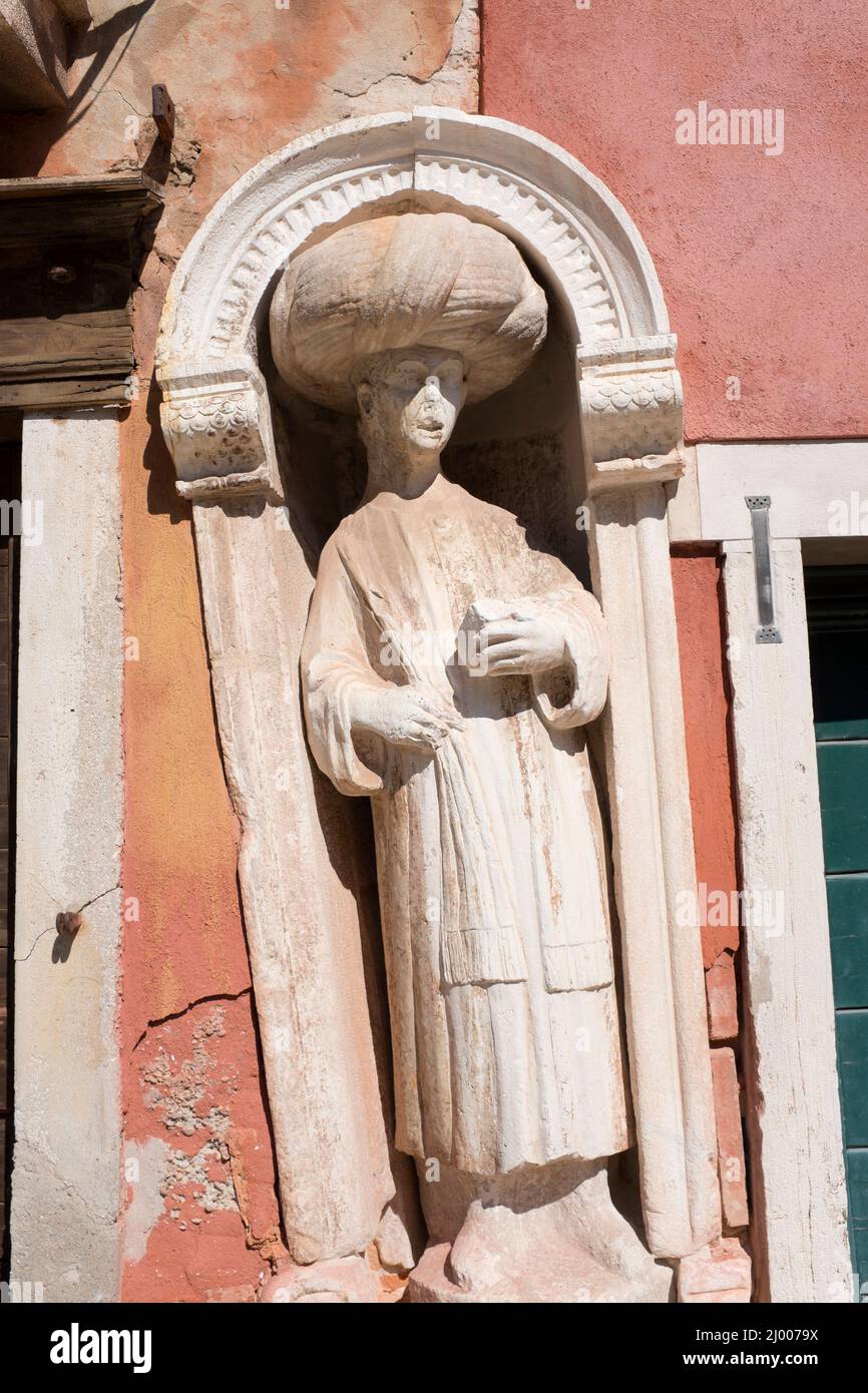 Scultura dell'uomo Turbannato nell'edificio campo dei Mori Cannaregio Venezia Veneto Italia Foto Stock