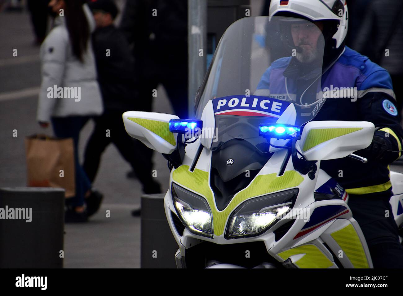 Marsiglia, Francia. 12th Mar 2022. Polizia in guardia durante la dimostrazione. I manifestanti sono scesi per le strade di Marsiglia per protestare contro misure draconiane come il passo di vaccinazione imposto dal governo francese. (Foto di Gerard Bottino/SOPA Images/Sipa USA) Credit: Sipa USA/Alamy Live News Foto Stock