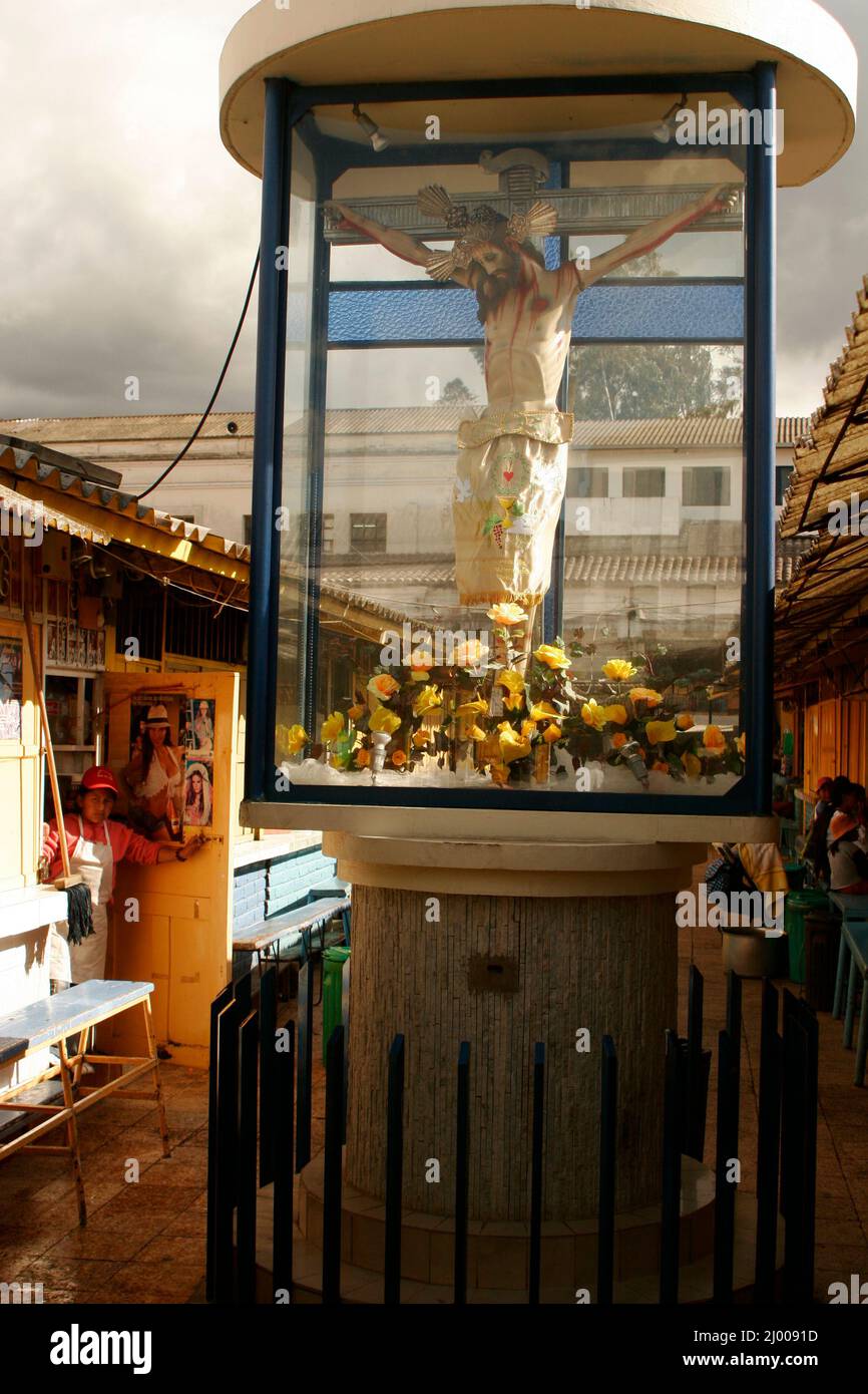 Il mercato alimentare di 24 de Mayo, nella città di Otavalo, Ecuador, dà ai viaggiatori inquisitivi un'occhiata alla vita quotidiana della popolazione etnica Otavalenea. Ecuador. Agosto 8, 2007. Parte della storia della foto, Otavalo, la città del mercato, di Diego Martinez. Foto Stock