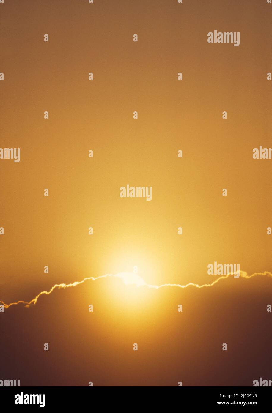 Il sole si innalza sopra il cloud. Foto Stock