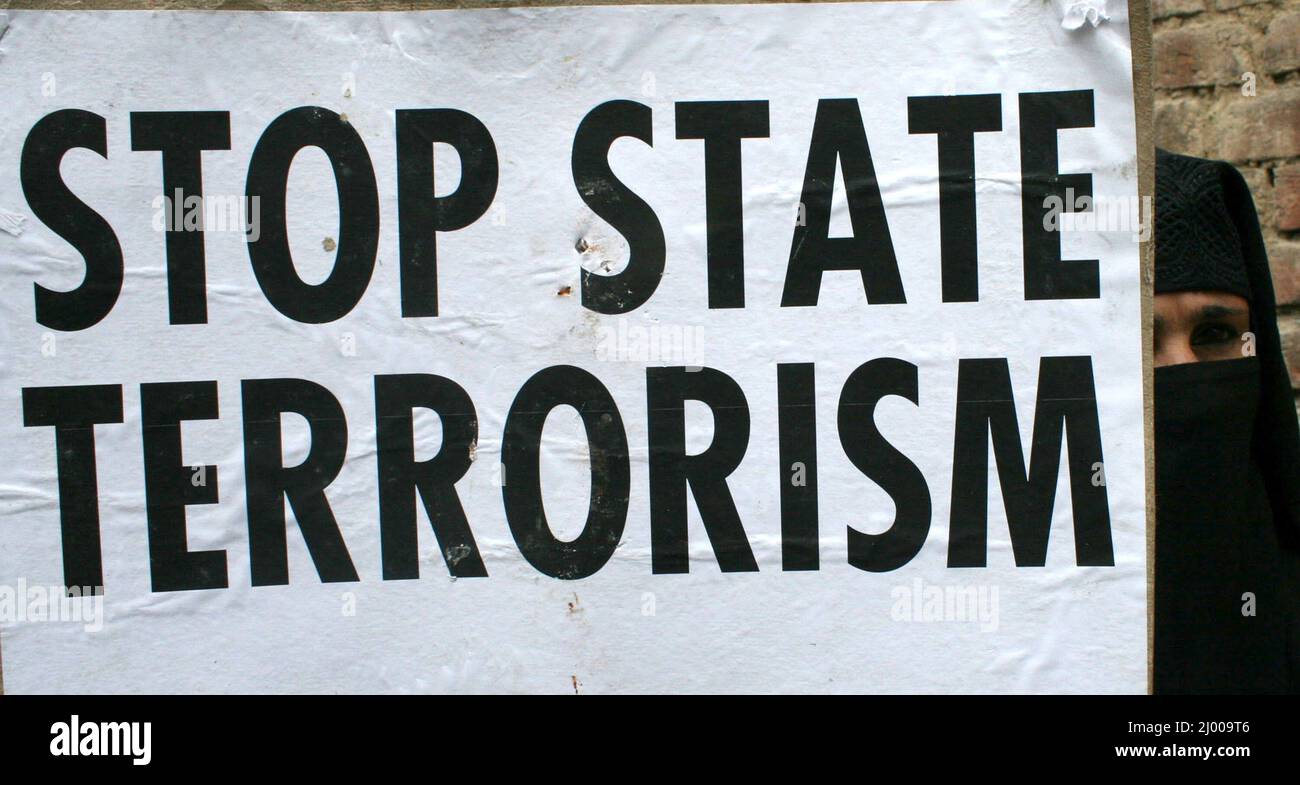 Gli attivisti del movimento di massa Jammu Kashmir, JKMM, urlano slogan a favore della libertà durante una protesta a Srinagar, chiedendo la fine della brutalità della polizia indiana sugli attivisti e la posizione delle persone scomparse. Kashmir, India. Marzo 20, 2009. Foto Stock