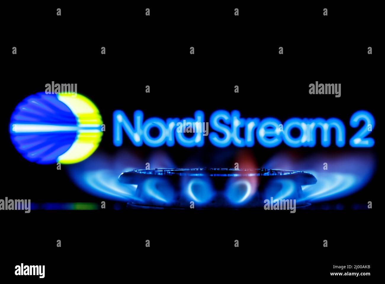 Bruciatore a gas sullo sfondo del logo Nord Stream 2 Foto Stock