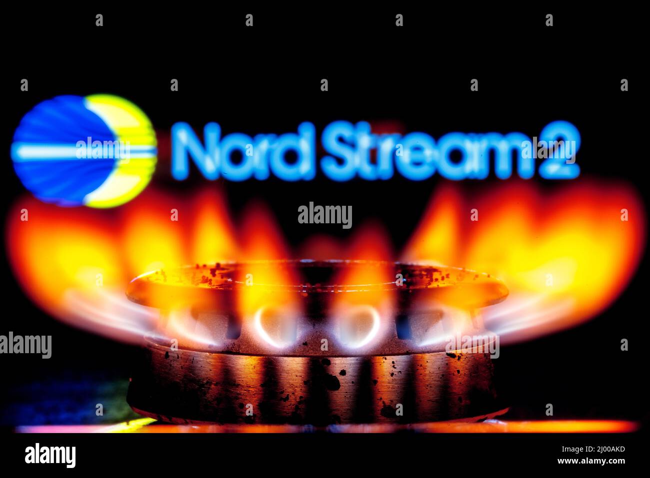 Bruciatore a gas sullo sfondo del logo Nord Stream 2 Foto Stock
