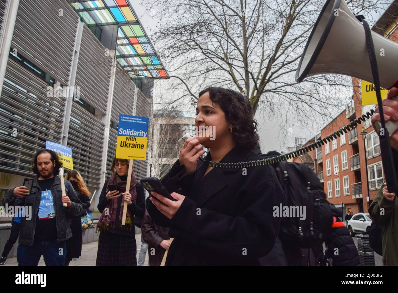 Londra, Regno Unito. 15th marzo 2022. Il deputato del lavoro Nadia Whittome parla ai dimostranti. I manifestanti si sono riuniti al di fuori dell'ufficio nazionale in solidarietà con l'Ucraina e hanno invitato il governo britannico ad abolire l'obbligo del visto per i rifugiati ucraini. Credit: Vuk Valcic/Alamy Live News Foto Stock