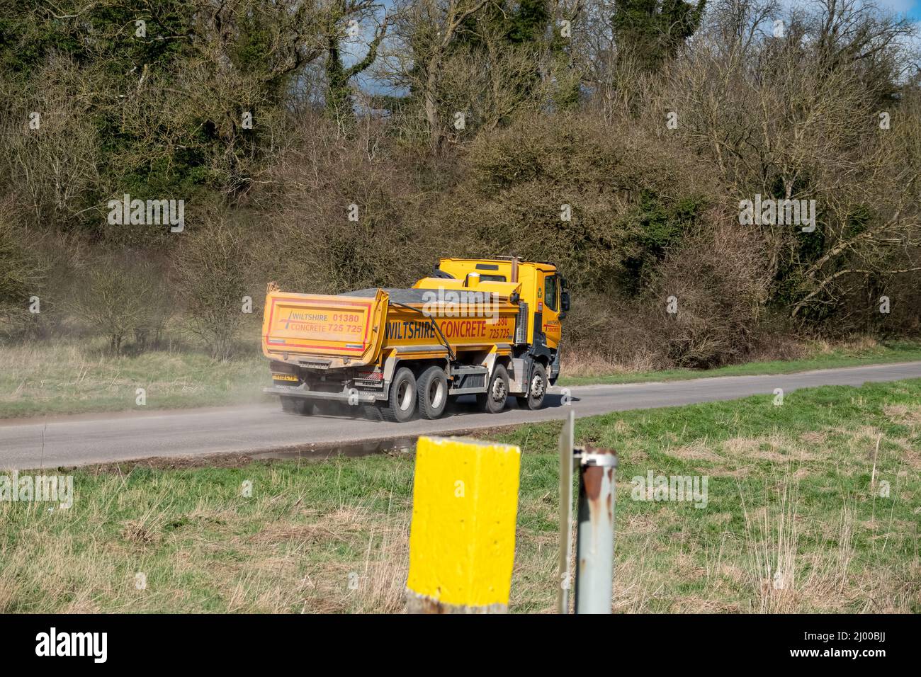 Wiltshire calcestruzzo giallo brillante Renault C430 camion 8x4 con cassone ribaltabile Abba in movimento su una corsia di campagna Foto Stock