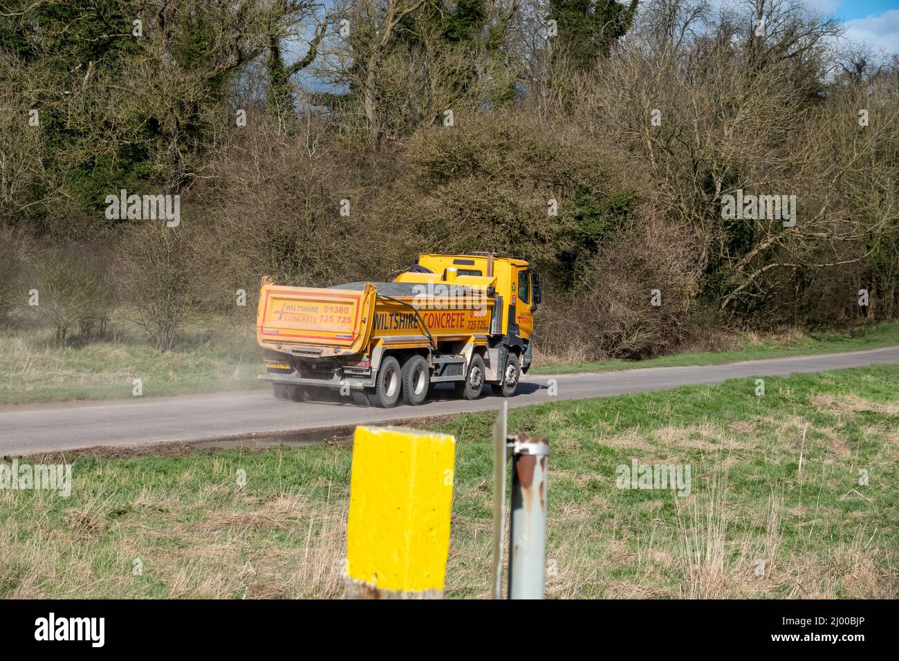 Wiltshire calcestruzzo giallo brillante Renault C430 camion 8x4 con cassone ribaltabile Abba in movimento su una corsia di campagna Foto Stock