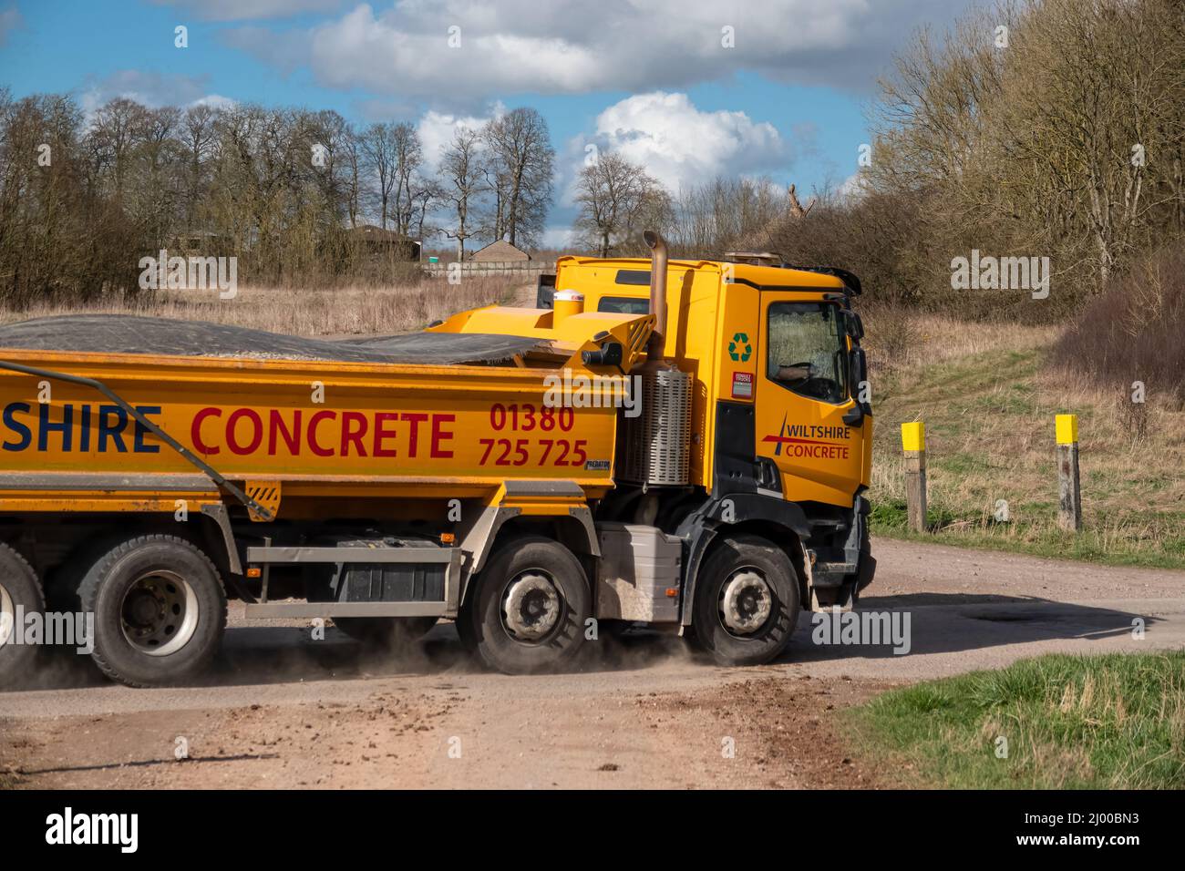Wiltshire calcestruzzo giallo brillante Renault C430 camion 8x4 con cassone ribaltabile Abba in movimento su una corsia di campagna Foto Stock