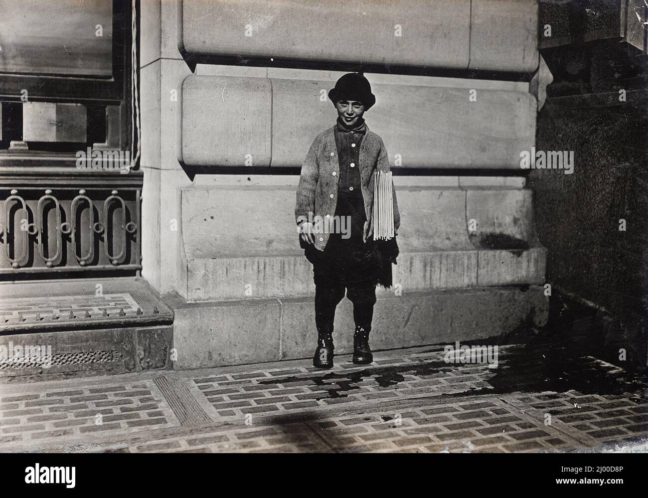 Newsboy. Lewis Wickes Hine (Stati Uniti, 1874-1940). Stati Uniti, 1909. Fotografie. Stampa in argento gelatina Foto Stock