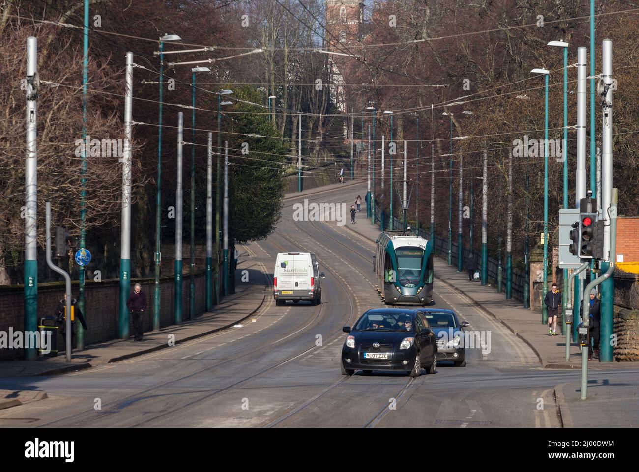 Nottingham Express Transit NET Alstom Citidas tram 227 che corre lungo Waverley Street nel centro di Nottingham con le auto sulla strada Foto Stock