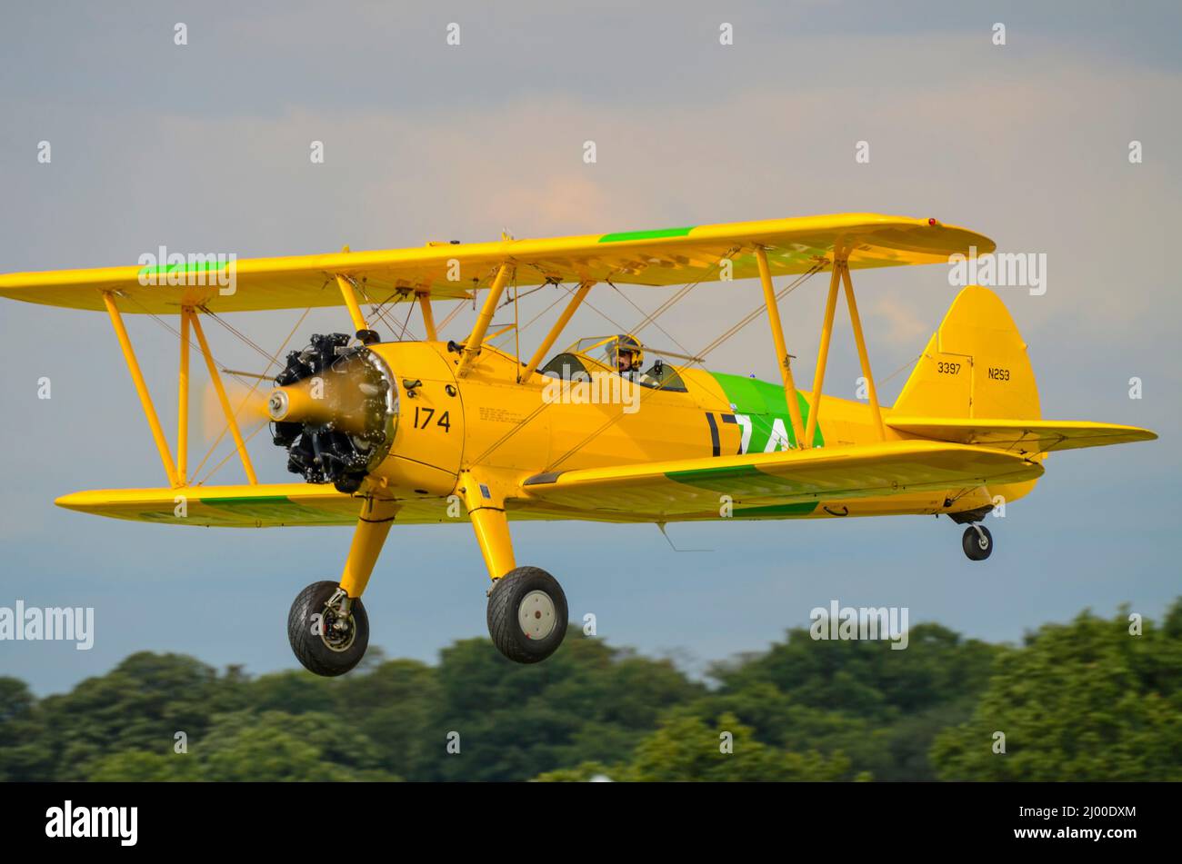 Boeing N2s-3 Kaydet, Boeing Stearman biplano in giallo brillante volare basso Foto Stock