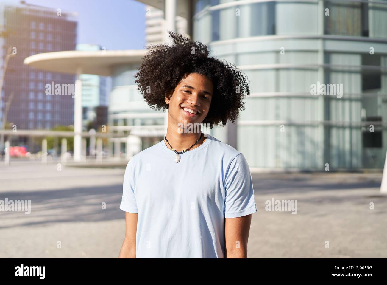 Felice giovane afroamericano che guarda la macchina fotografica con sorridente. Foto Stock