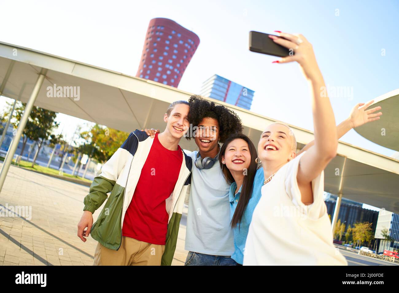 Gruppo multirazziale di persone che prendono un selfie. Felice studenti insieme in un centro della città. Foto Stock