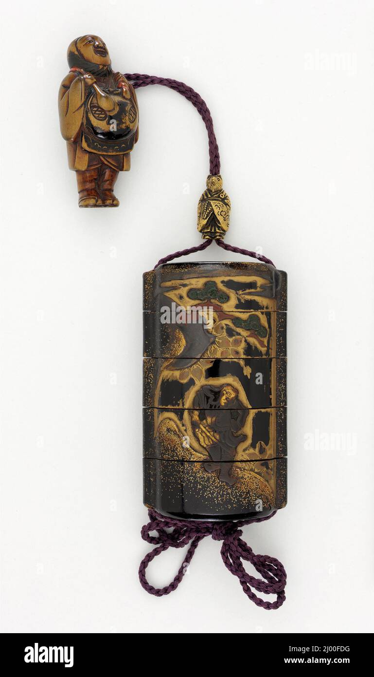Scholar cinese con ventilatore (Inrō/Ojime/Netsuke Ensemble). Giappone, 17th secolo. Costumi; Accessori. [inrō] lacca oro fundame macinato, takamakie oro su lacca nera, e intarsi di guscio tartaruga; [ojime] (dorato?) metallo; [netsuke] legno con tracce di lacca rossa e nera Foto Stock