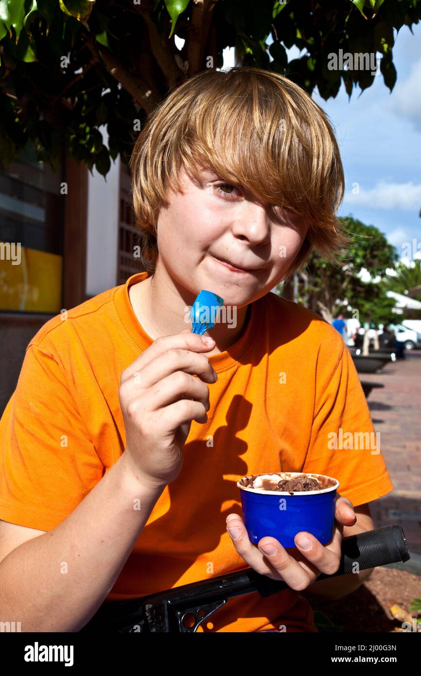 Ragazzo gode di gelato in estate Foto Stock