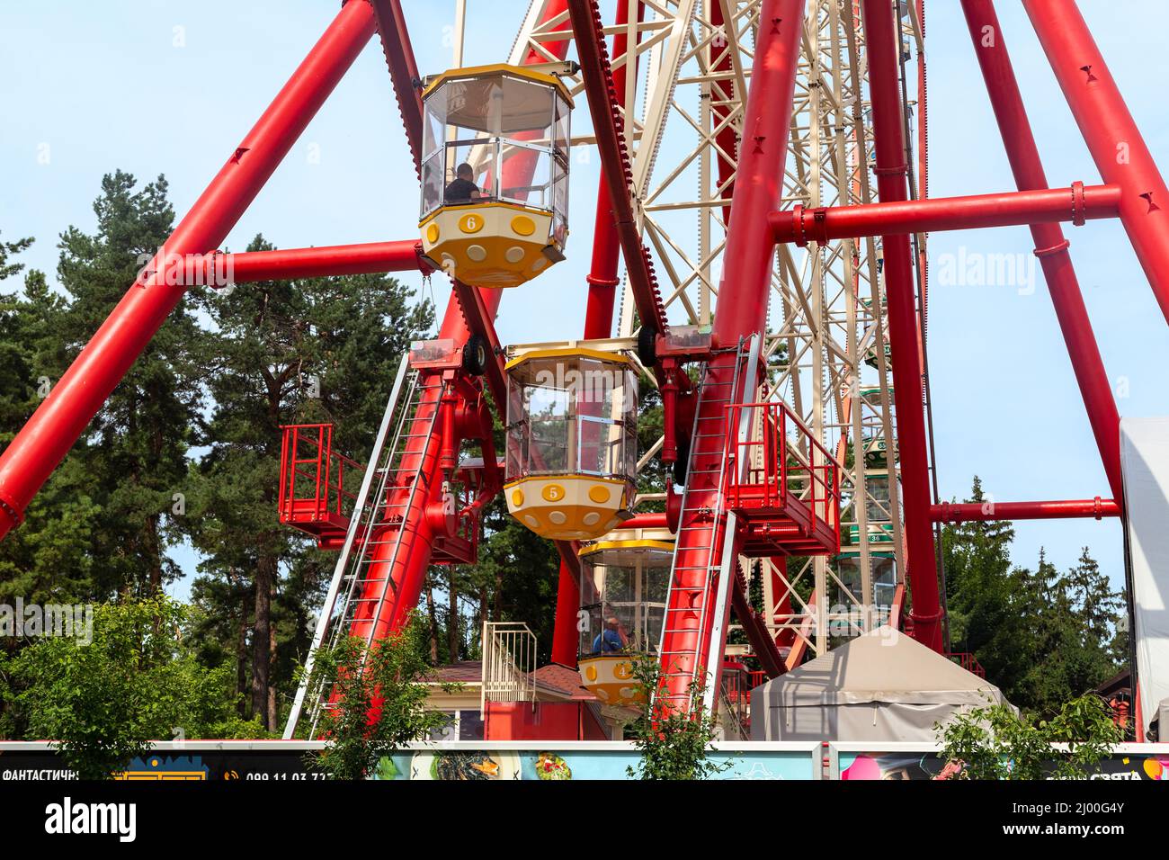 KHARKIV, UCRAINA - 3 AGOSTO 2021: Questa è una ruota panoramica nel Parco Centrale della Cultura e del tempo libero. Foto Stock