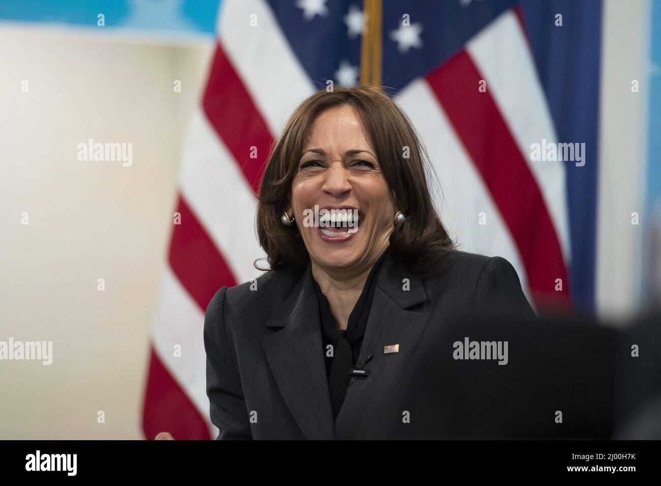 Washington, Stati Uniti. 15th Mar 2022. Il Vice Presidente Kamala Harris ride con gli ex e attuali membri della squadra nazionale di calcio femminile degli Stati Uniti durante un vertice di pari giorno di paga in cui ha annunciato i piani che l'amministrazione di Biden-Harris sta prendendo per anticipare l'equità di paga e promuovere la sicurezza economica delle donne nella corte sud della Casa Bianca A Washington, DC su Martedì, Marzo 15, 2022. Foto di Bonnie Cash/UPI Credit: UPI/Alamy Live News Foto Stock