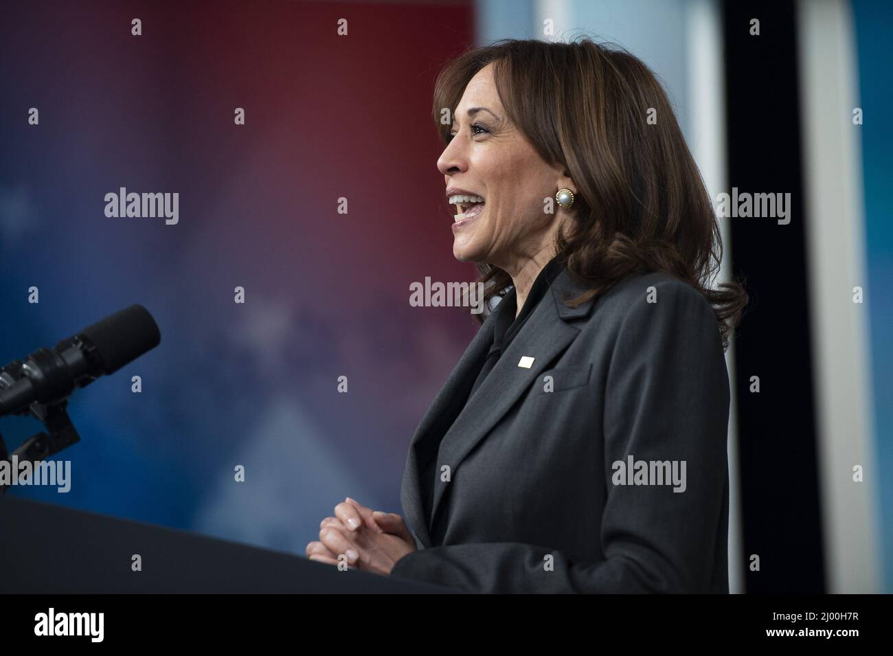 Washington, Stati Uniti. 15th Mar 2022. Il Vice Presidente Kamala Harris parla durante un vertice di pari giorno di paga in cui ha annunciato i piani che l'amministrazione di Biden-Harris sta prendendo per anticipare l'equità di paga e promuovere la sicurezza economica delle donne nella corte sud della Casa Bianca a Washington, DC martedì 15 marzo 2022. Foto di Bonnie Cash/UPI Credit: UPI/Alamy Live News Foto Stock