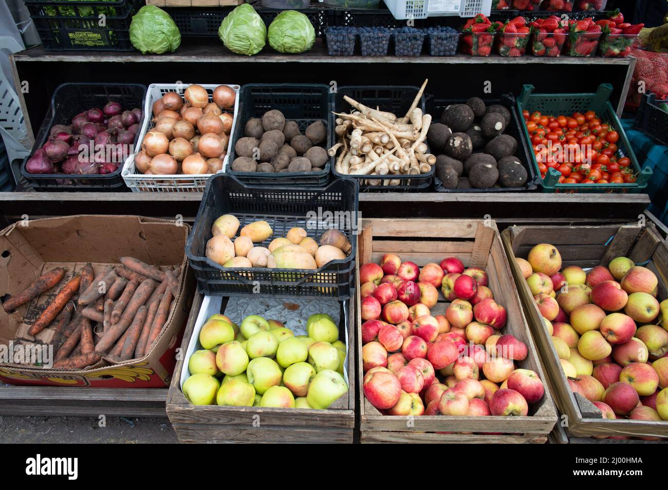 Frutta e verdura su uno stand al mercato delle pulci all'aperto Foto Stock