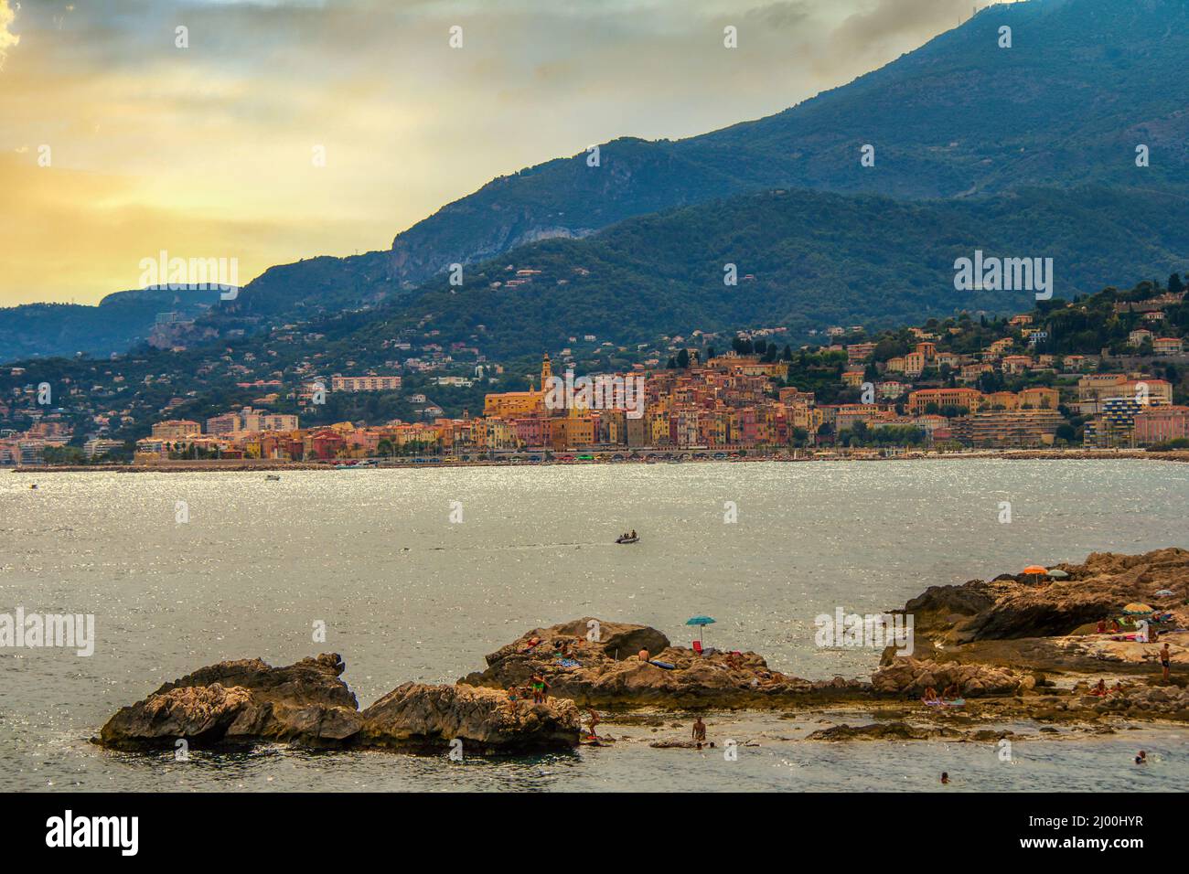 Ventimiglia, Liguria, provincia di Imperia, Italia: 10 agosto 2021. Wild Balzi Rossi spiaggia, confine con la Francia con una vista di Menton. Foto Stock