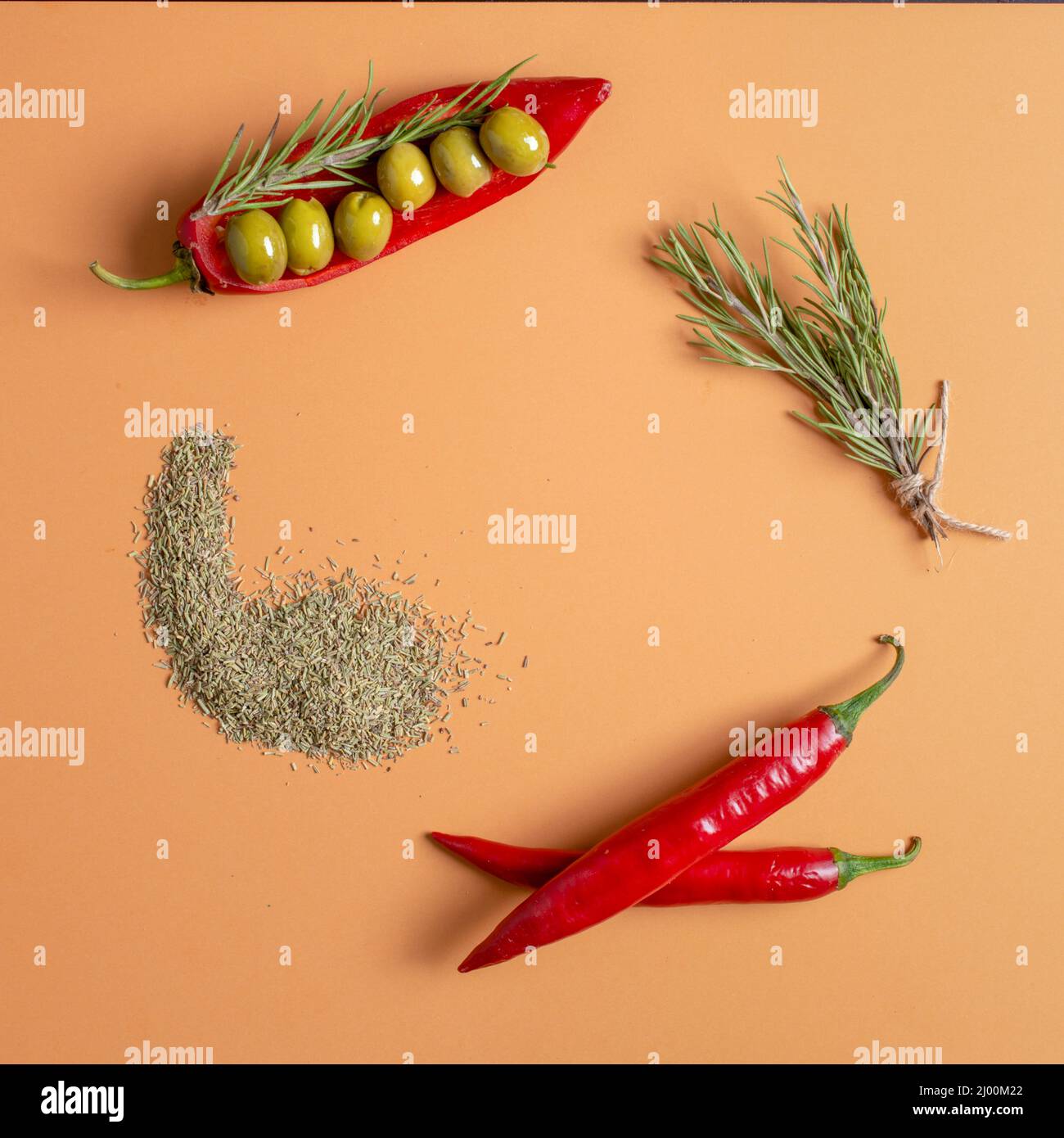 Composizione STILL LIFE di olive verdi, peperoncino rosso caldo e spezie Foto Stock