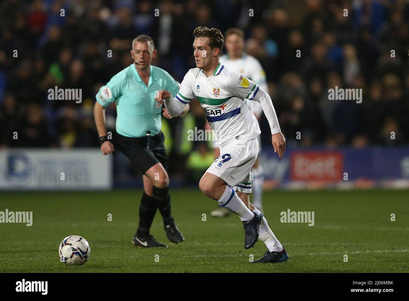Birkenhead, Regno Unito. 15th Mar 2022. Lewis Warrington di Tranmere Rovers fa una pausa. EFL Skybet Football League Two match, Tranmere Rovers v Harrogate Town at Prenton Park, Birkenhead, Wirral martedì 15th marzo 2022. Questa immagine può essere utilizzata solo a scopo editoriale. Solo per uso editoriale, licenza richiesta per uso commerciale. Nessun uso in scommesse, giochi o un singolo club/campionato/giocatore publications.pic di Chris Stading/Andrew Orchard sport fotografia/Alamy Live News credito: Andrew Orchard sport fotografia/Alamy Live News Foto Stock