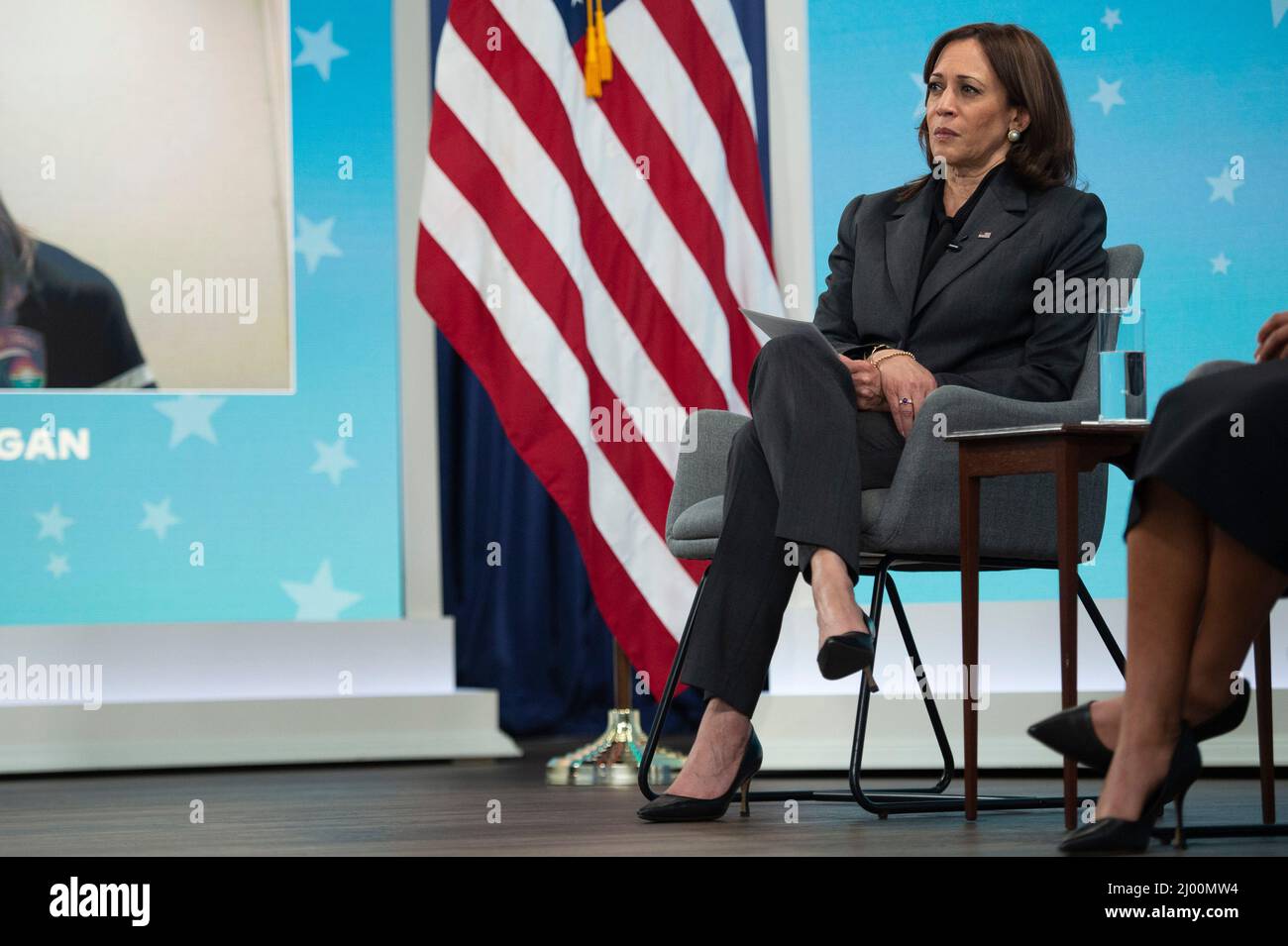 Washington, Stati Uniti d'America . 15th Mar 2022. Il Vice Presidente Kamala Harris parla con gli ex e attuali membri della squadra nazionale di calcio delle donne degli Stati Uniti durante un vertice di pari giorno di paga in cui ha annunciato i piani che l'amministrazione di Biden-Harris sta prendendo per avanzare l'equità di paga e promuovere la sicurezza economica delle donne nella corte sud della Casa Bianca A Washington, DC su Martedì, Marzo 15, 2022. Photo by Bonnie Cash/Pool/Sipa USA Credit: Sipa USA/Alamy Live News Foto Stock