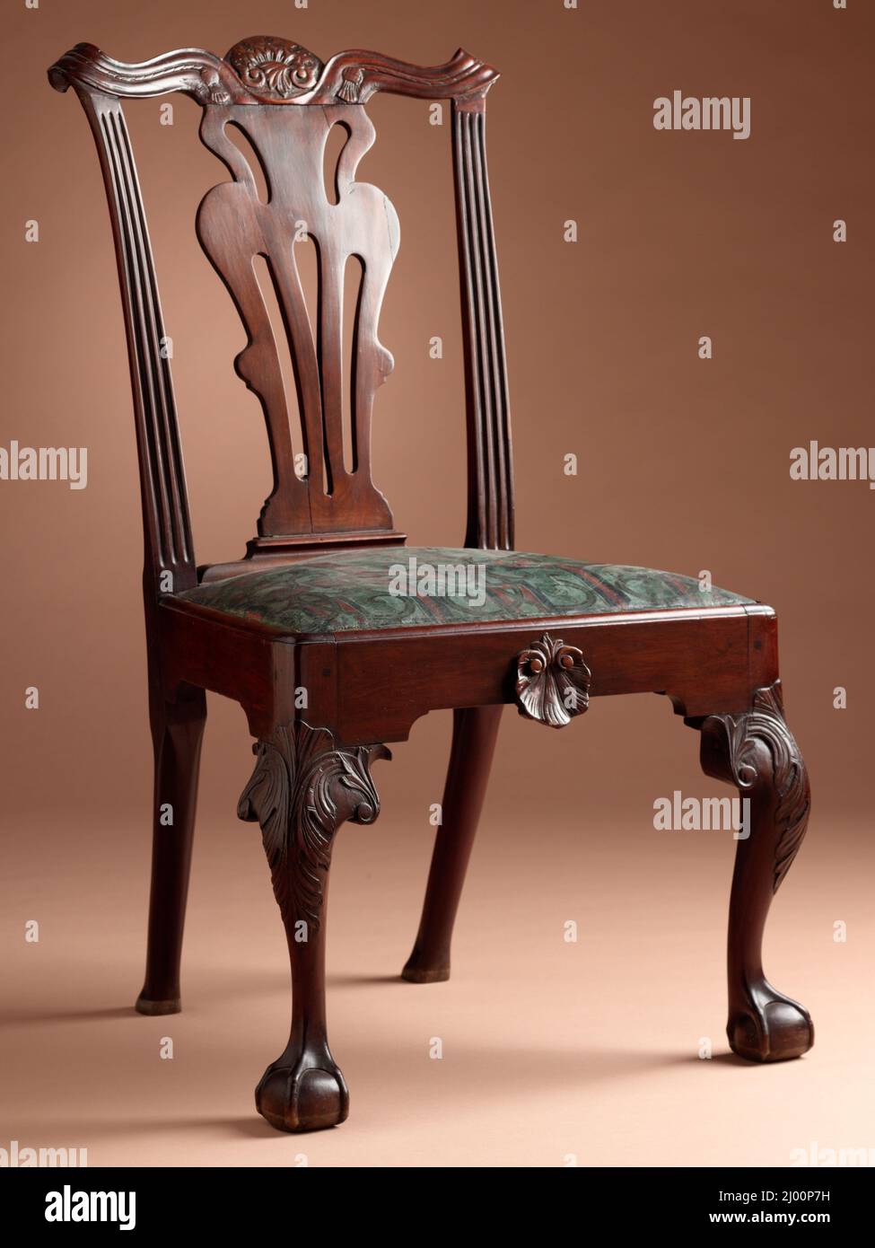 Sedia laterale con balustre splat e cresta intagliata con tasselli. Stati Uniti, Pennsylvania, Philadelphia, 1760-1790. Mobili; Mobili. Legno di mogano, tela di olio dipinta Foto Stock