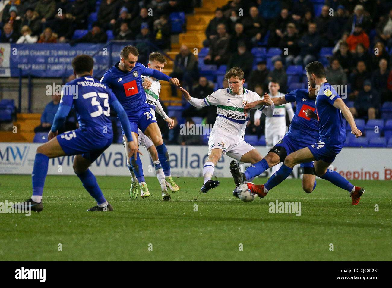 Birkenhead, Regno Unito. 15th Mar 2022. Lewis Warrington di Tranmere Rovers (c) spara e segna il suo goal di squadra 1st. EFL Skybet Football League Two match, Tranmere Rovers v Harrogate Town at Prenton Park, Birkenhead, Wirral martedì 15th marzo 2022. Questa immagine può essere utilizzata solo a scopo editoriale. Solo per uso editoriale, licenza richiesta per uso commerciale. Nessun uso in scommesse, giochi o un singolo club/campionato/giocatore publications.pic di Chris Stading/Andrew Orchard sport fotografia/Alamy Live News credito: Andrew Orchard sport fotografia/Alamy Live News Foto Stock