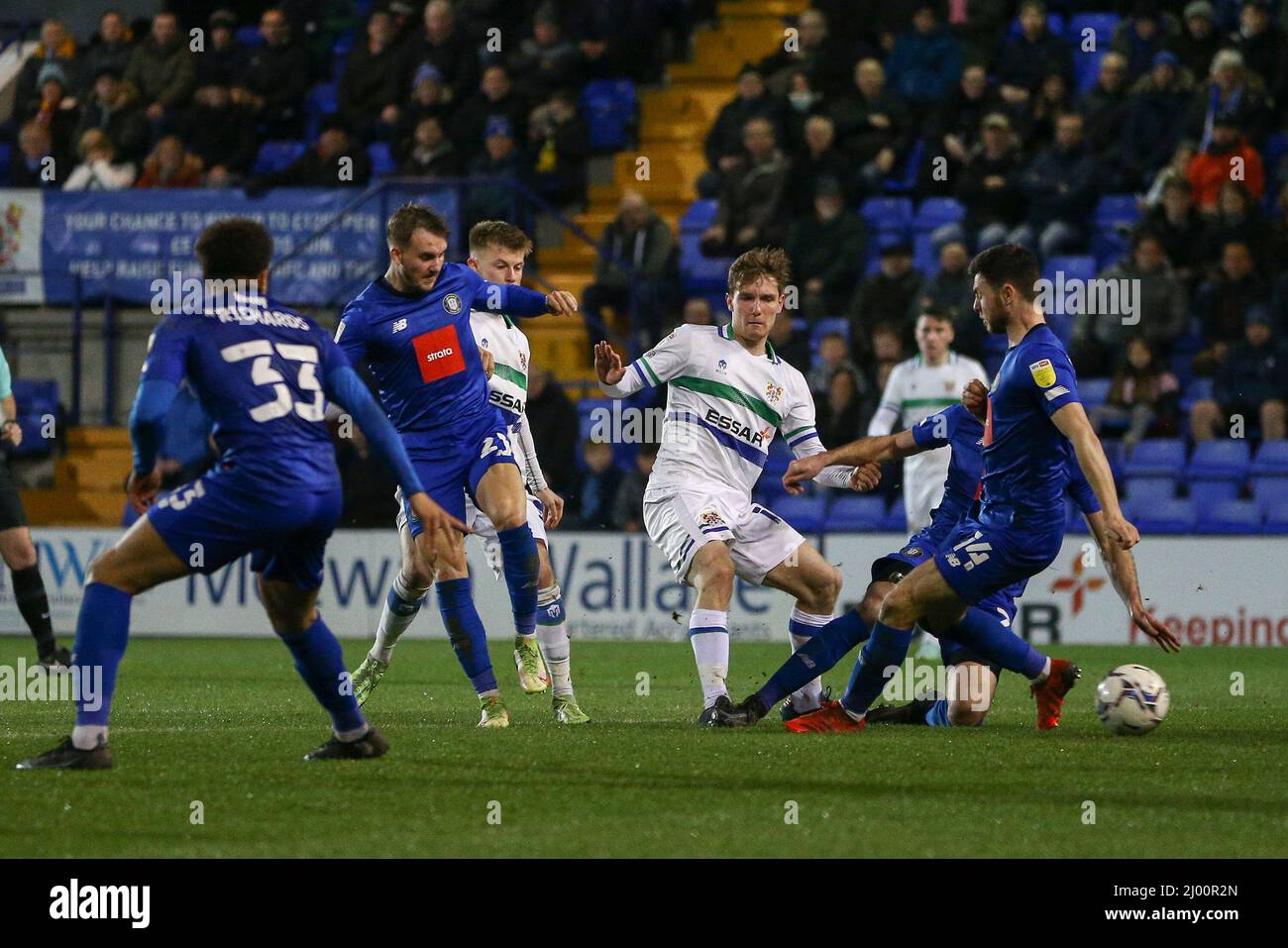 Birkenhead, Regno Unito. 15th Mar 2022. Lewis Warrington di Tranmere Rovers (c) spara e segna il suo goal di squadra 1st. EFL Skybet Football League Two match, Tranmere Rovers v Harrogate Town at Prenton Park, Birkenhead, Wirral martedì 15th marzo 2022. Questa immagine può essere utilizzata solo a scopo editoriale. Solo per uso editoriale, licenza richiesta per uso commerciale. Nessun uso in scommesse, giochi o un singolo club/campionato/giocatore publications.pic di Chris Stading/Andrew Orchard sport fotografia/Alamy Live News credito: Andrew Orchard sport fotografia/Alamy Live News Foto Stock