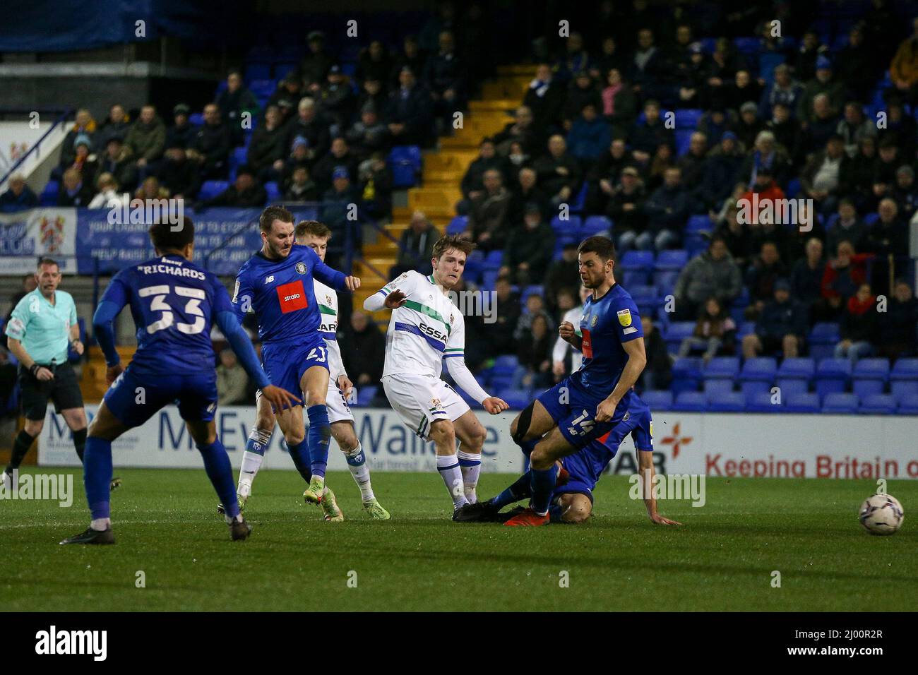 Birkenhead, Regno Unito. 15th Mar 2022. Lewis Warrington di Tranmere Rovers (c) spara e segna il suo goal di squadra 1st. EFL Skybet Football League Two match, Tranmere Rovers v Harrogate Town at Prenton Park, Birkenhead, Wirral martedì 15th marzo 2022. Questa immagine può essere utilizzata solo a scopo editoriale. Solo per uso editoriale, licenza richiesta per uso commerciale. Nessun uso in scommesse, giochi o un singolo club/campionato/giocatore publications.pic di Chris Stading/Andrew Orchard sport fotografia/Alamy Live News credito: Andrew Orchard sport fotografia/Alamy Live News Foto Stock
