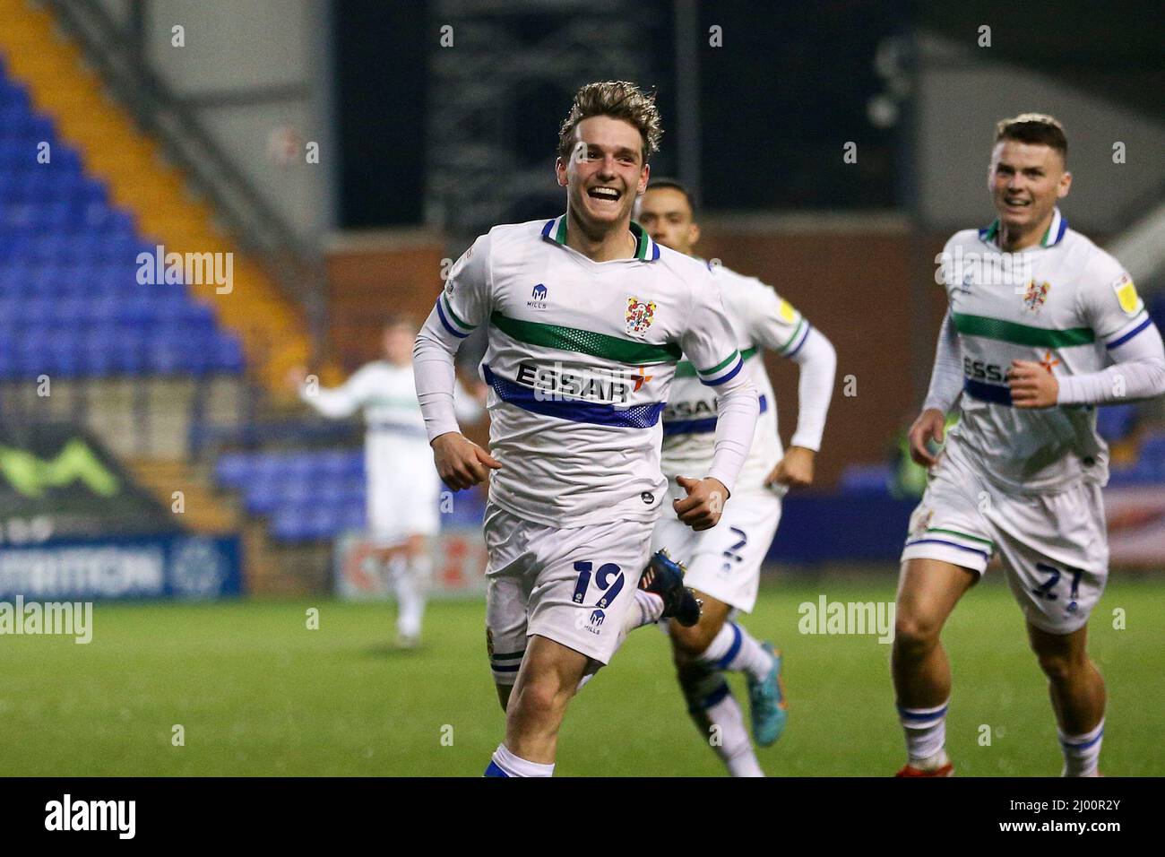 Birkenhead, Regno Unito. 15th Mar 2022. Lewis Warrington di Tranmere Rovers (19) festeggia dopo aver segnato il suo gol team 1st. EFL Skybet Football League Two match, Tranmere Rovers v Harrogate Town at Prenton Park, Birkenhead, Wirral martedì 15th marzo 2022. Questa immagine può essere utilizzata solo a scopo editoriale. Solo per uso editoriale, licenza richiesta per uso commerciale. Nessun uso in scommesse, giochi o un singolo club/campionato/giocatore publications.pic di Chris Stading/Andrew Orchard sport fotografia/Alamy Live News credito: Andrew Orchard sport fotografia/Alamy Live News Foto Stock