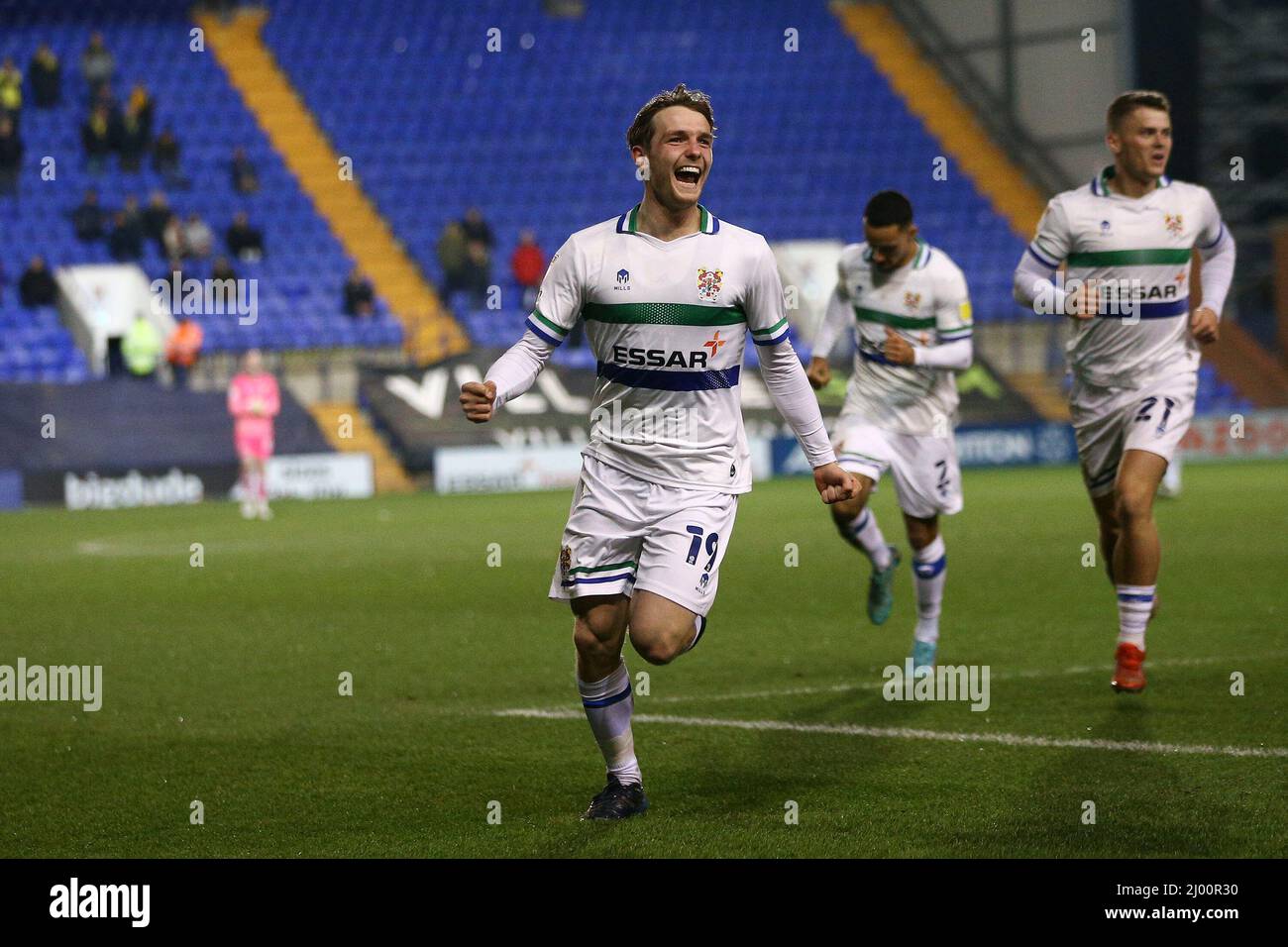 Birkenhead, Regno Unito. 15th Mar 2022. Lewis Warrington di Tranmere Rovers (19) festeggia con i suoi compagni di squadra dopo aver segnato la sua squadra 1st gol. EFL Skybet Football League Two match, Tranmere Rovers v Harrogate Town at Prenton Park, Birkenhead, Wirral martedì 15th marzo 2022. Questa immagine può essere utilizzata solo a scopo editoriale. Solo per uso editoriale, licenza richiesta per uso commerciale. Nessun uso in scommesse, giochi o un singolo club/campionato/giocatore publications.pic di Chris Stading/Andrew Orchard sport fotografia/Alamy Live News credito: Andrew Orchard sport fotografia/Alamy Live News Foto Stock