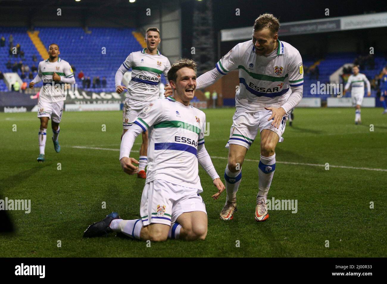 Birkenhead, Regno Unito. 15th Mar 2022. Lewis Warrington di Tranmere Rovers (c) festeggia con i suoi compagni di squadra dopo aver segnato la sua squadra 1st gol. EFL Skybet Football League Two match, Tranmere Rovers v Harrogate Town at Prenton Park, Birkenhead, Wirral martedì 15th marzo 2022. Questa immagine può essere utilizzata solo a scopo editoriale. Solo per uso editoriale, licenza richiesta per uso commerciale. Nessun uso in scommesse, giochi o un singolo club/campionato/giocatore publications.pic di Chris Stading/Andrew Orchard sport fotografia/Alamy Live News credito: Andrew Orchard sport fotografia/Alamy Live News Foto Stock