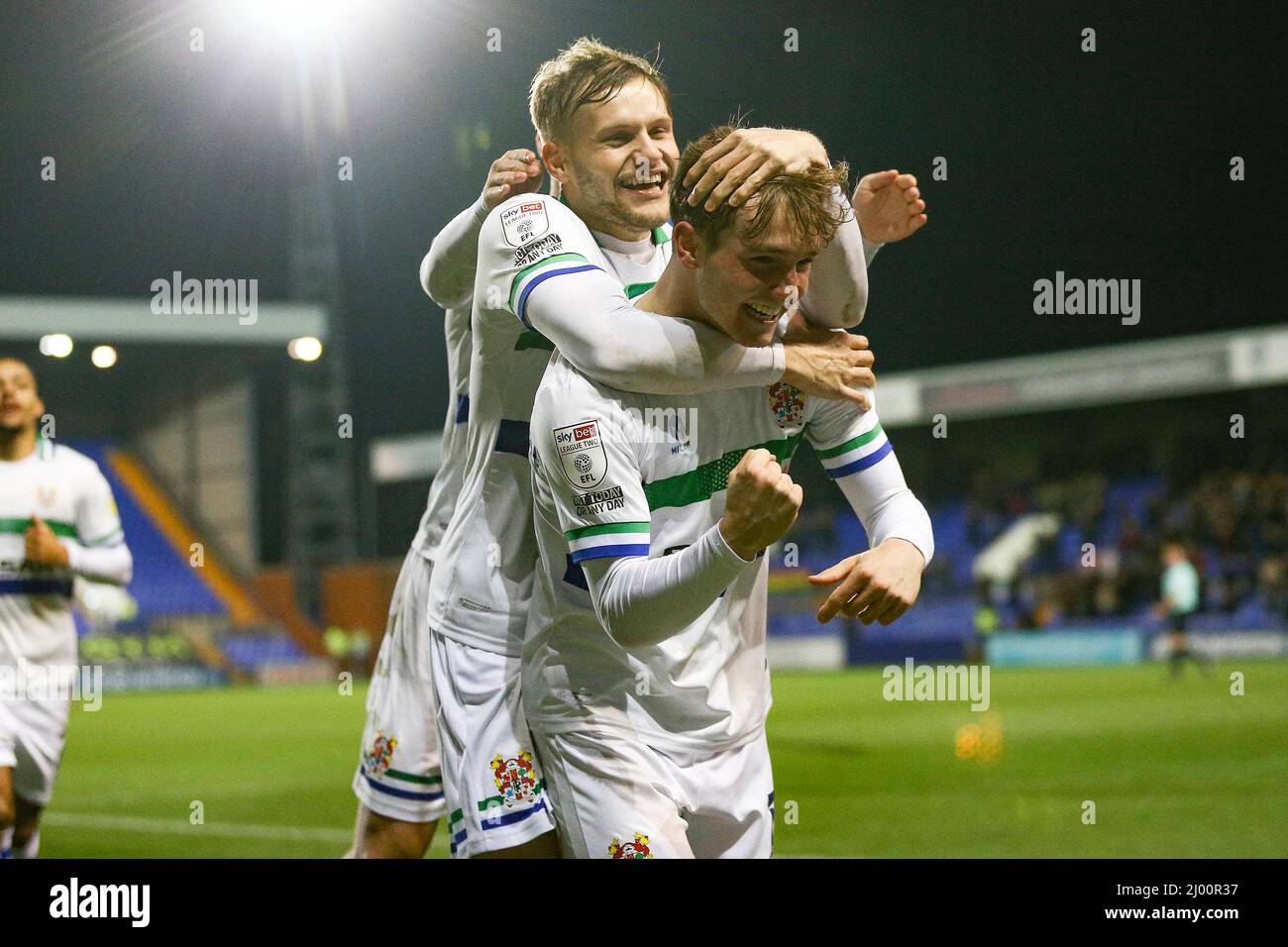 Birkenhead, Regno Unito. 15th Mar 2022. Lewis Warrington di Tranmere Rovers (r) festeggia con i suoi compagni di squadra dopo aver segnato la sua squadra 1st gol. EFL Skybet Football League Two match, Tranmere Rovers v Harrogate Town at Prenton Park, Birkenhead, Wirral martedì 15th marzo 2022. Questa immagine può essere utilizzata solo a scopo editoriale. Solo per uso editoriale, licenza richiesta per uso commerciale. Nessun uso in scommesse, giochi o un singolo club/campionato/giocatore publications.pic di Chris Stading/Andrew Orchard sport fotografia/Alamy Live News credito: Andrew Orchard sport fotografia/Alamy Live News Foto Stock