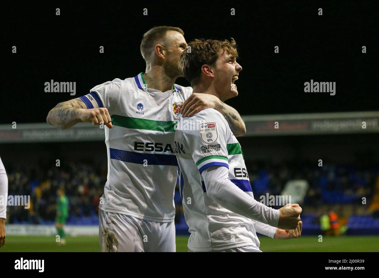 Birkenhead, Regno Unito. 15th Mar 2022. Lewis Warrington di Tranmere Rovers (r) festeggia con i suoi compagni di squadra dopo aver segnato la sua squadra 1st gol. EFL Skybet Football League Two match, Tranmere Rovers v Harrogate Town at Prenton Park, Birkenhead, Wirral martedì 15th marzo 2022. Questa immagine può essere utilizzata solo a scopo editoriale. Solo per uso editoriale, licenza richiesta per uso commerciale. Nessun uso in scommesse, giochi o un singolo club/campionato/giocatore publications.pic di Chris Stading/Andrew Orchard sport fotografia/Alamy Live News credito: Andrew Orchard sport fotografia/Alamy Live News Foto Stock