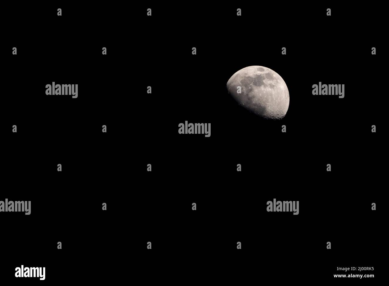Luna convessa che si inclende sul cielo nero Foto Stock