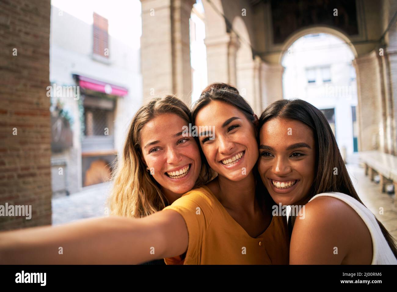 tre allegre amiche che si divertono insieme e che sorridono i selfie Foto Stock