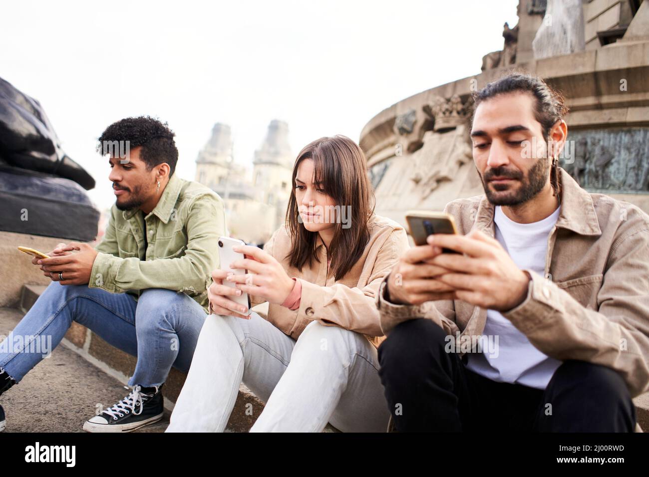 Persone individualiste che chiacchierano con smartphone ignorandosi l'un l'altro utilizzando Mobile. Amici individualisti tossicodipendenti tecnologici Foto Stock
