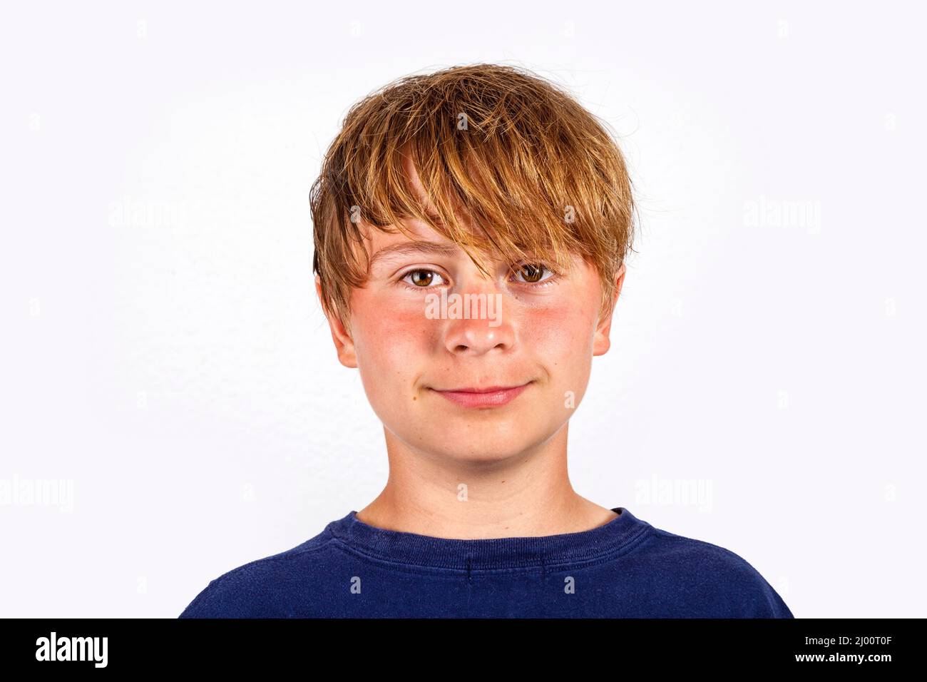 Ritratto di carino bello ragazzo in studio isolato su bianco Foto Stock