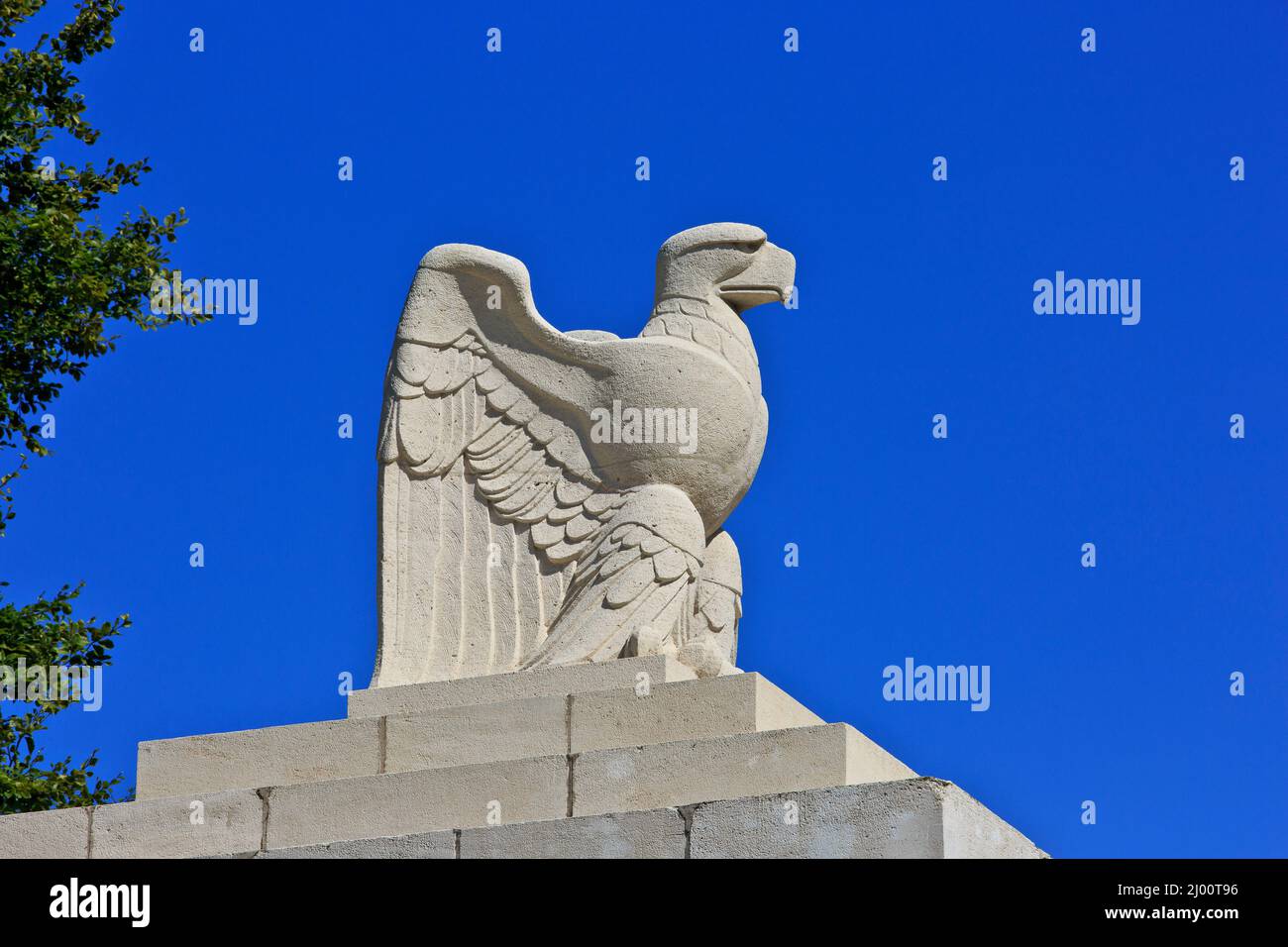 Un'aquila calva all'ingresso del cimitero americano Mosa-Argonne della prima Guerra Mondiale a Romagne-Sous-Montfaucon (Mosa), Francia Foto Stock