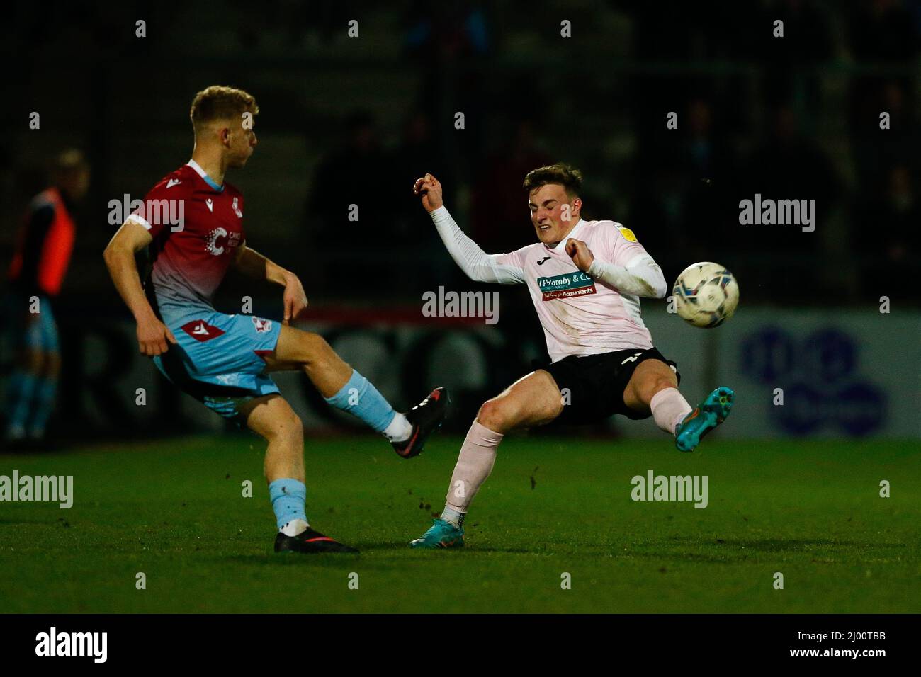 SCUNTHORPE, REGNO UNITO. MAR 15th Robbie Gotts of Barrow in azione durante la partita della Sky Bet League 2 tra Scunthorpe United e Barrow al Glanford Park, Scunthorpe martedì 15th marzo 2022. (Credit: Will Matthews | MI News) Credit: MI News & Sport /Alamy Live News Foto Stock